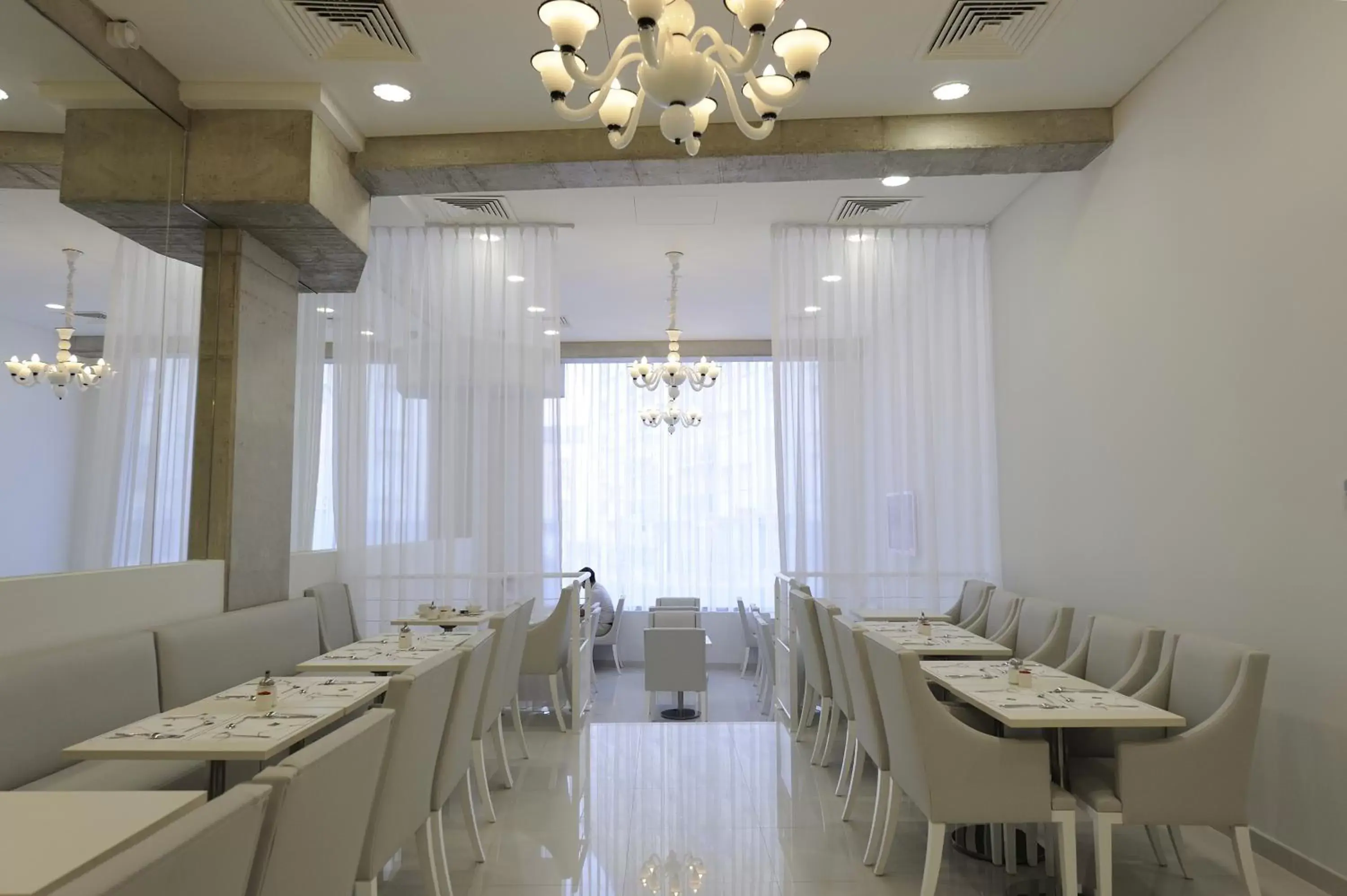 Restaurant/Places to Eat in Kyriad Prestige Perpignan Centre del Mon