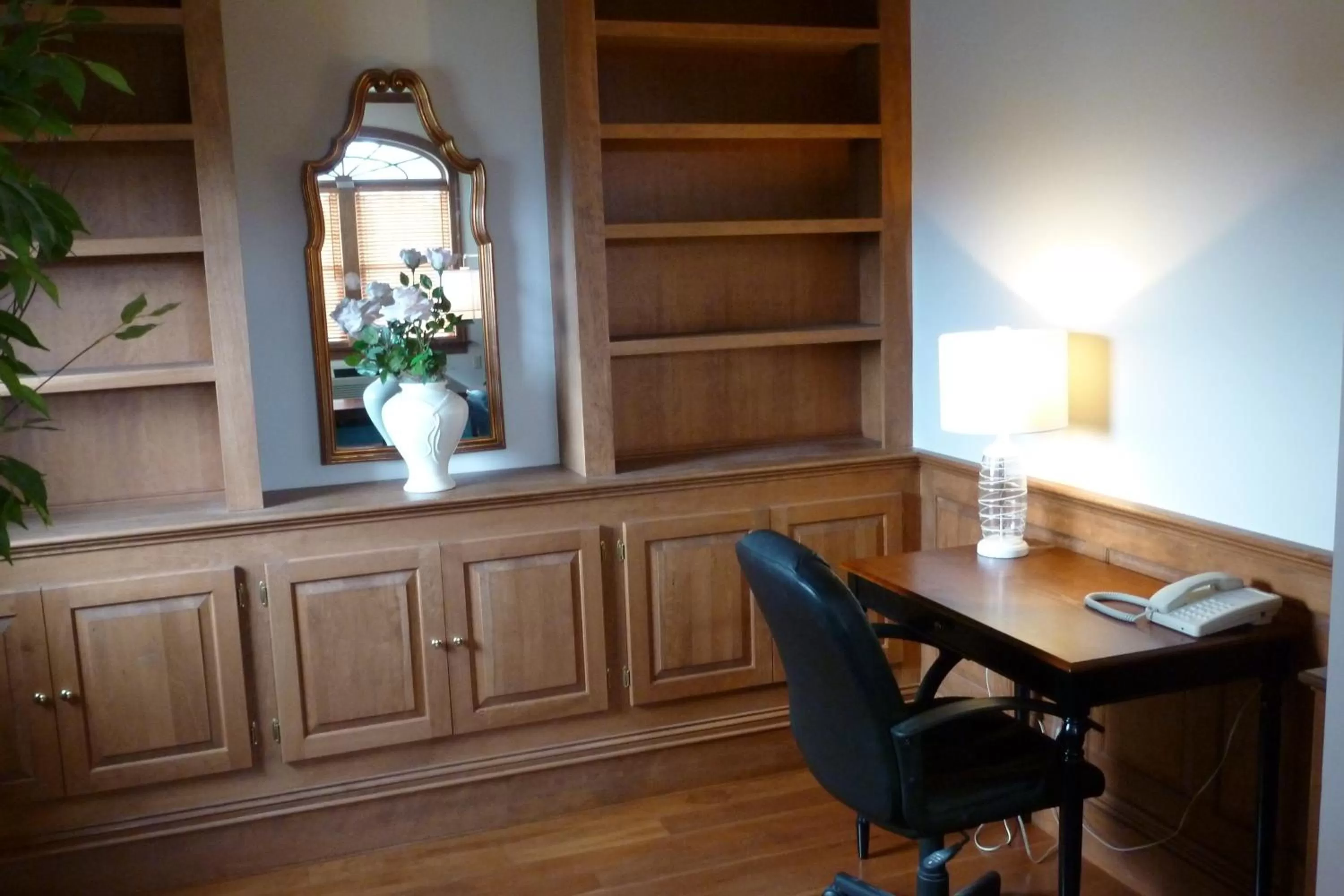 Library in Inn at Mountainview