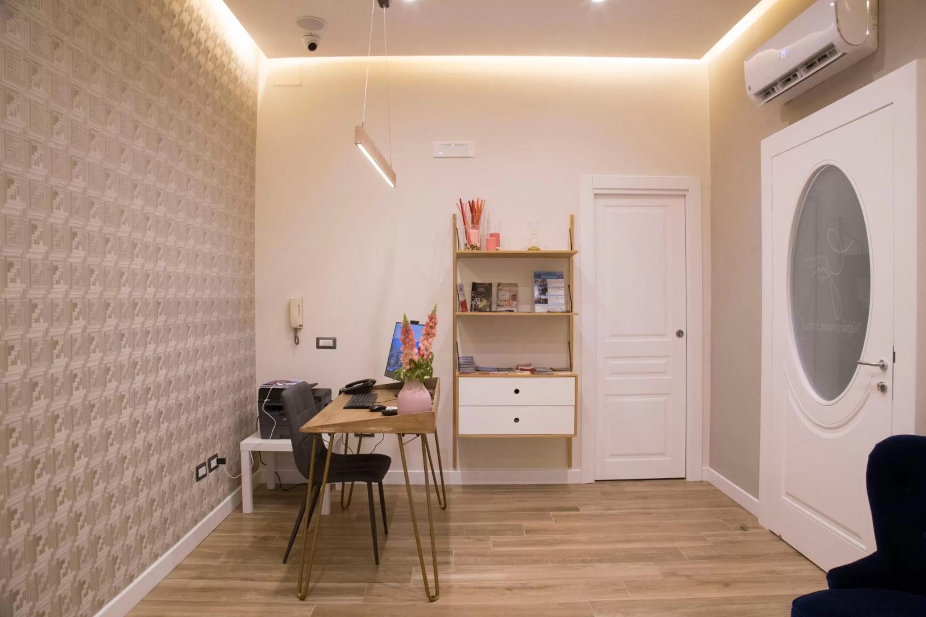 Seating area, Kitchen/Kitchenette in Garibaldi Rooms