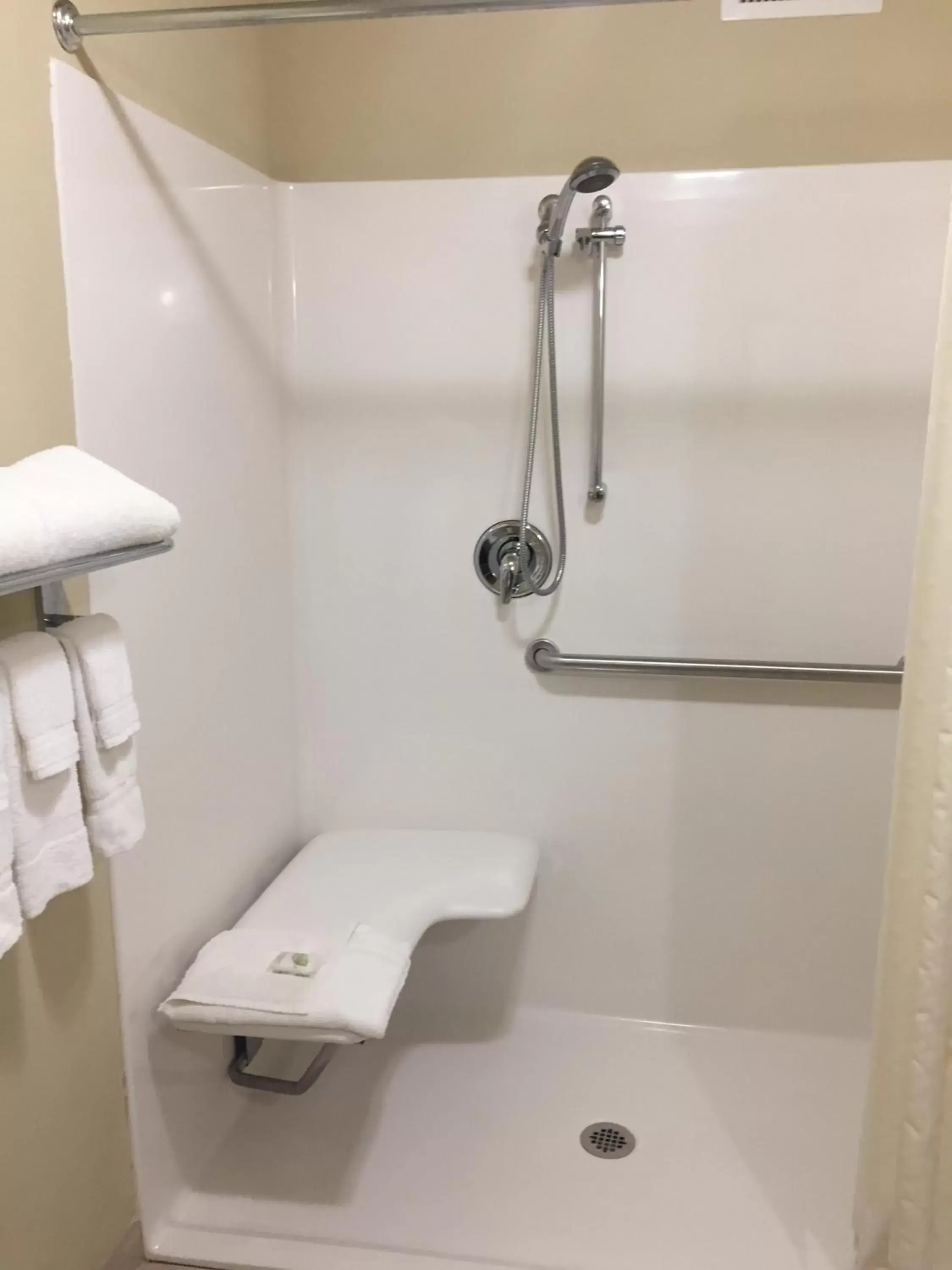 Shower, Bathroom in Cobblestone Inn & Suites - Bloomfield