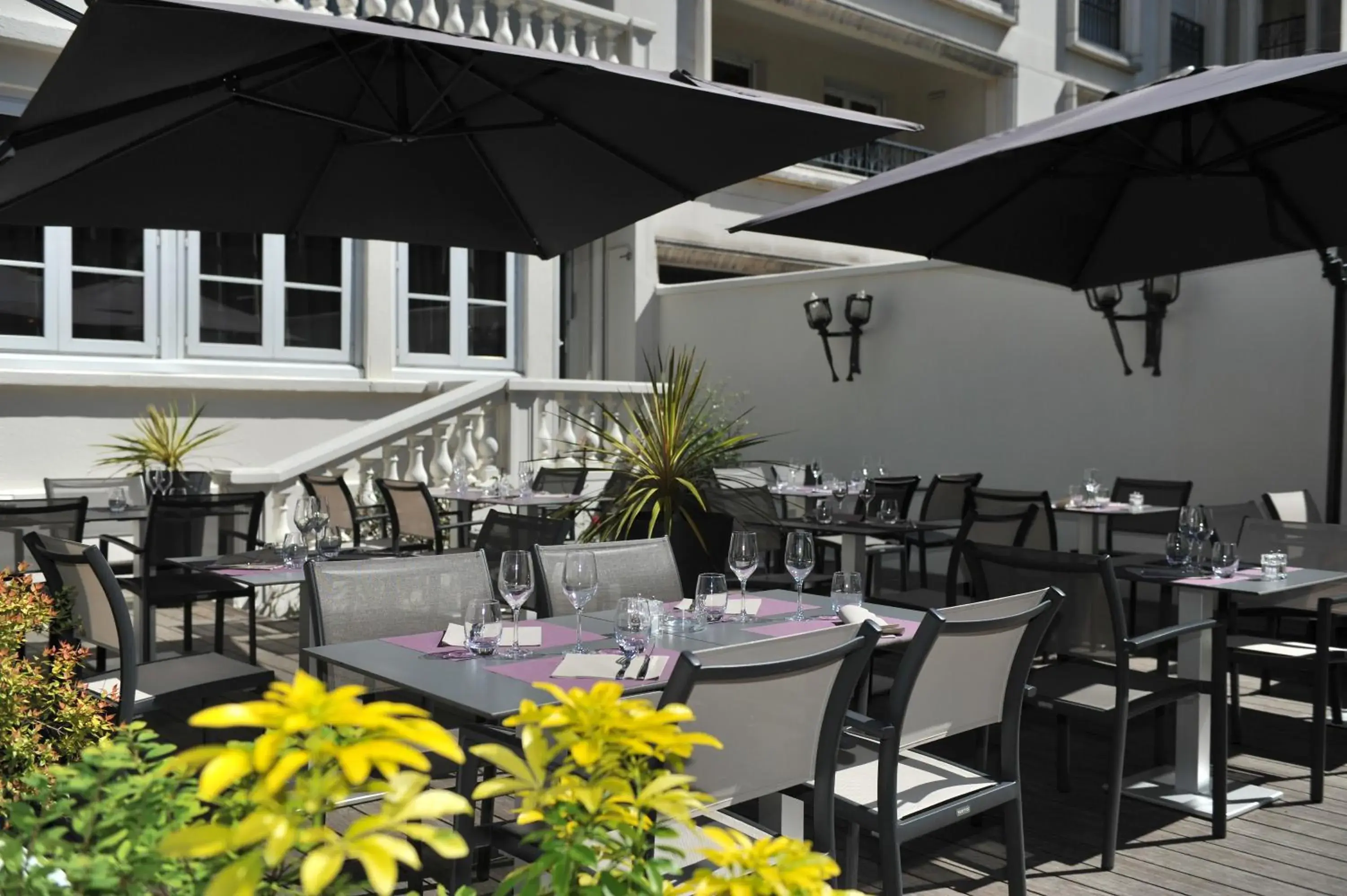 Patio, Restaurant/Places to Eat in Mercure Paris Saint Cloud Hippodrome