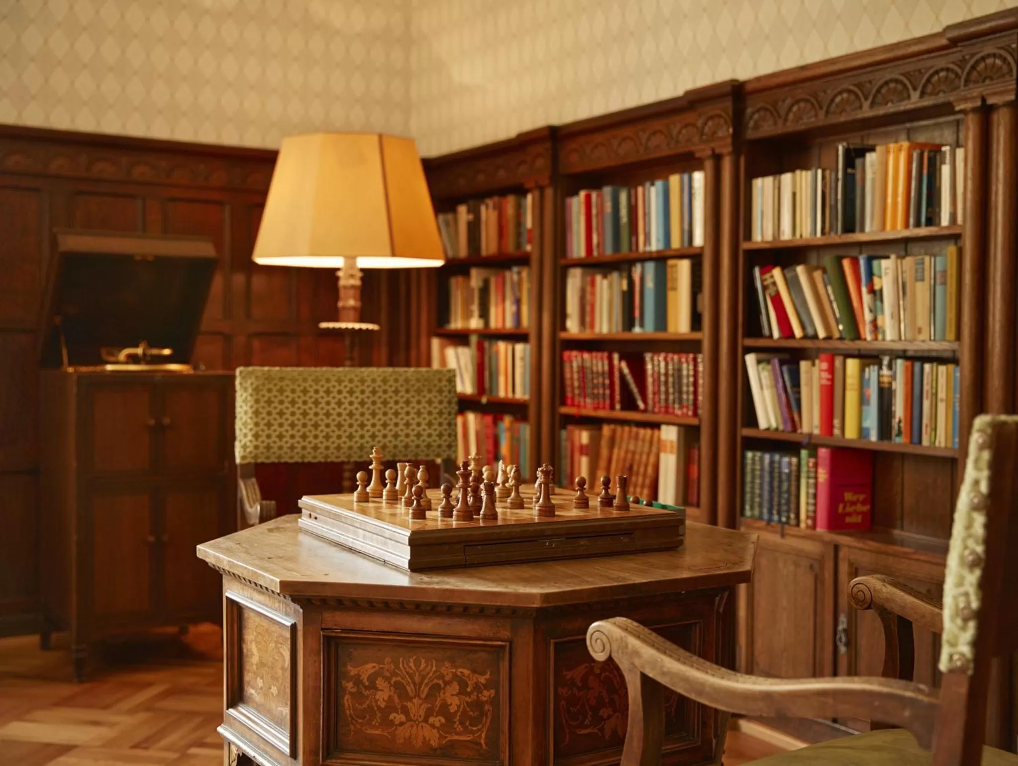 Library in Hotel Chesa Spuondas