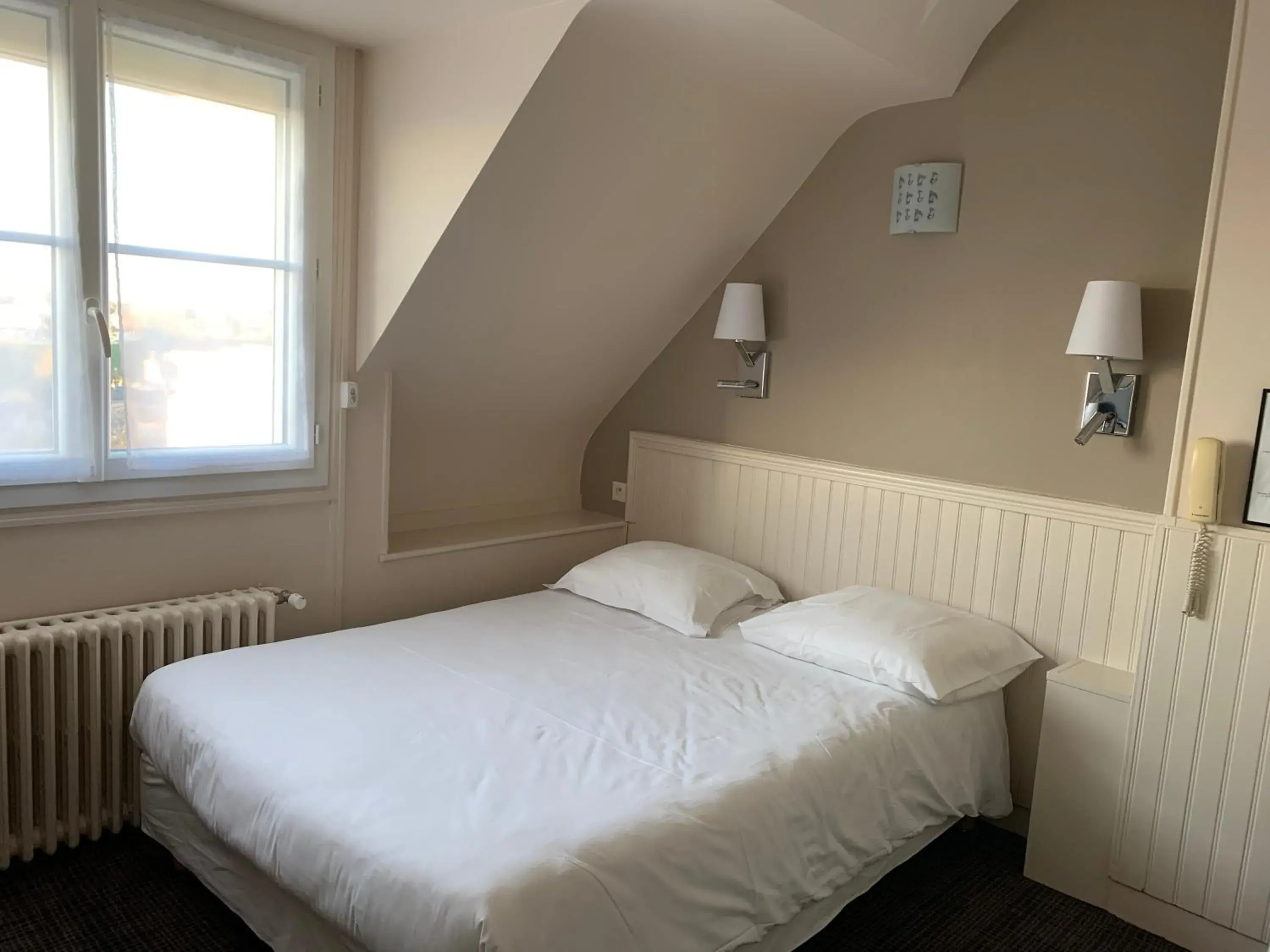 Photo of the whole room, Bed in Hotel Anne De Bretagne