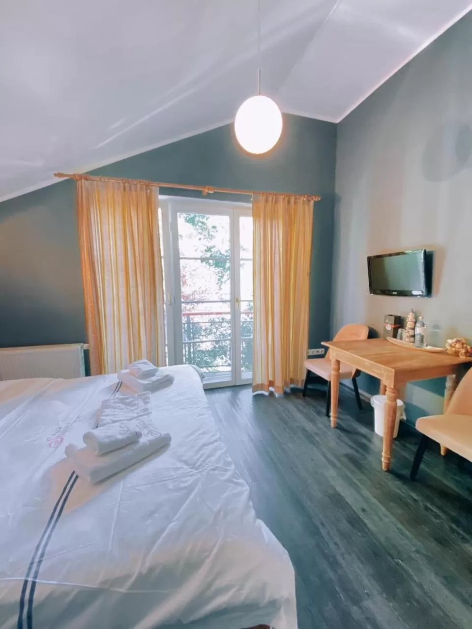 Communal lounge/ TV room, Bed in Villa Seebach