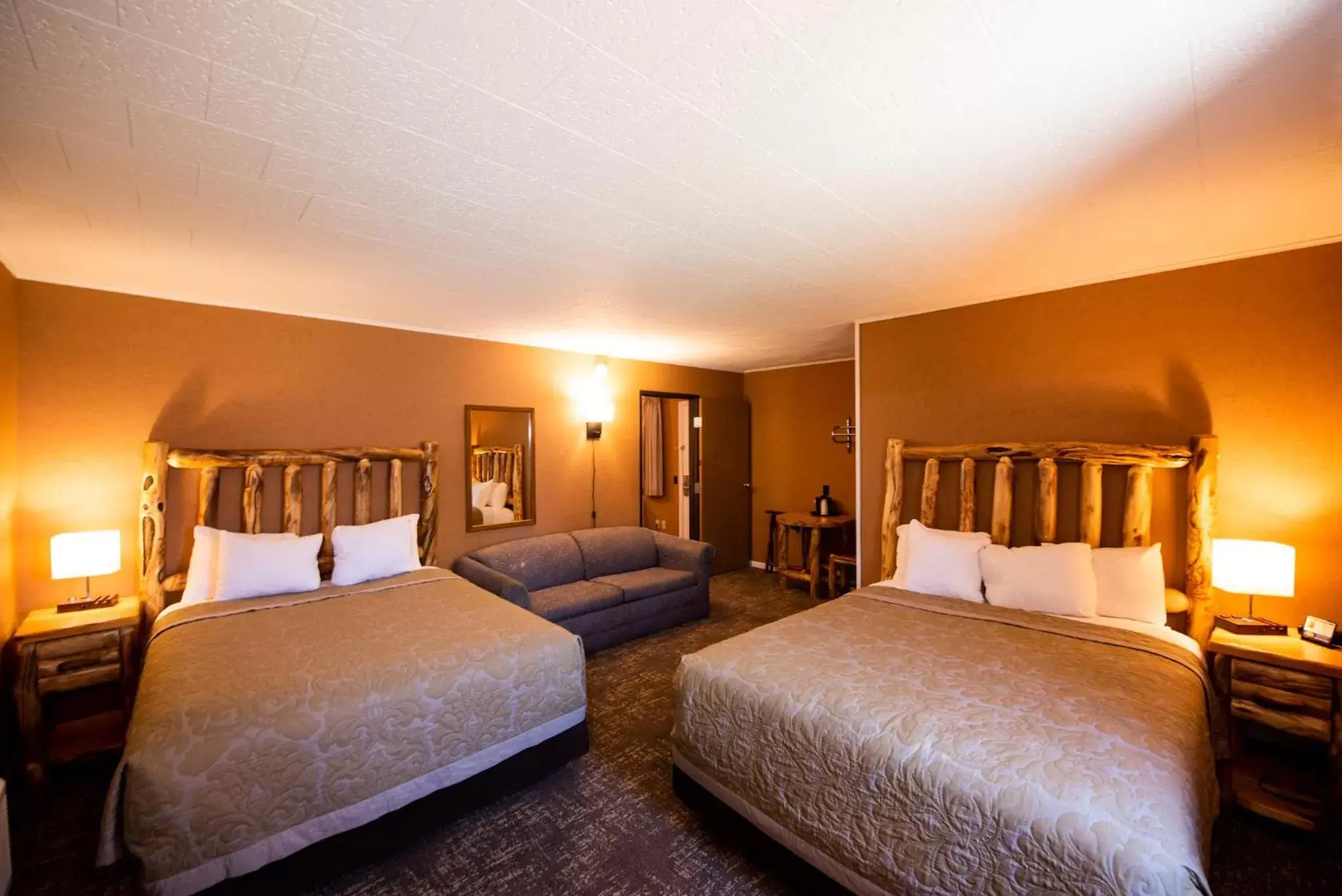 Bed in Super 8 by Wyndham Bridgeview of Mackinaw City