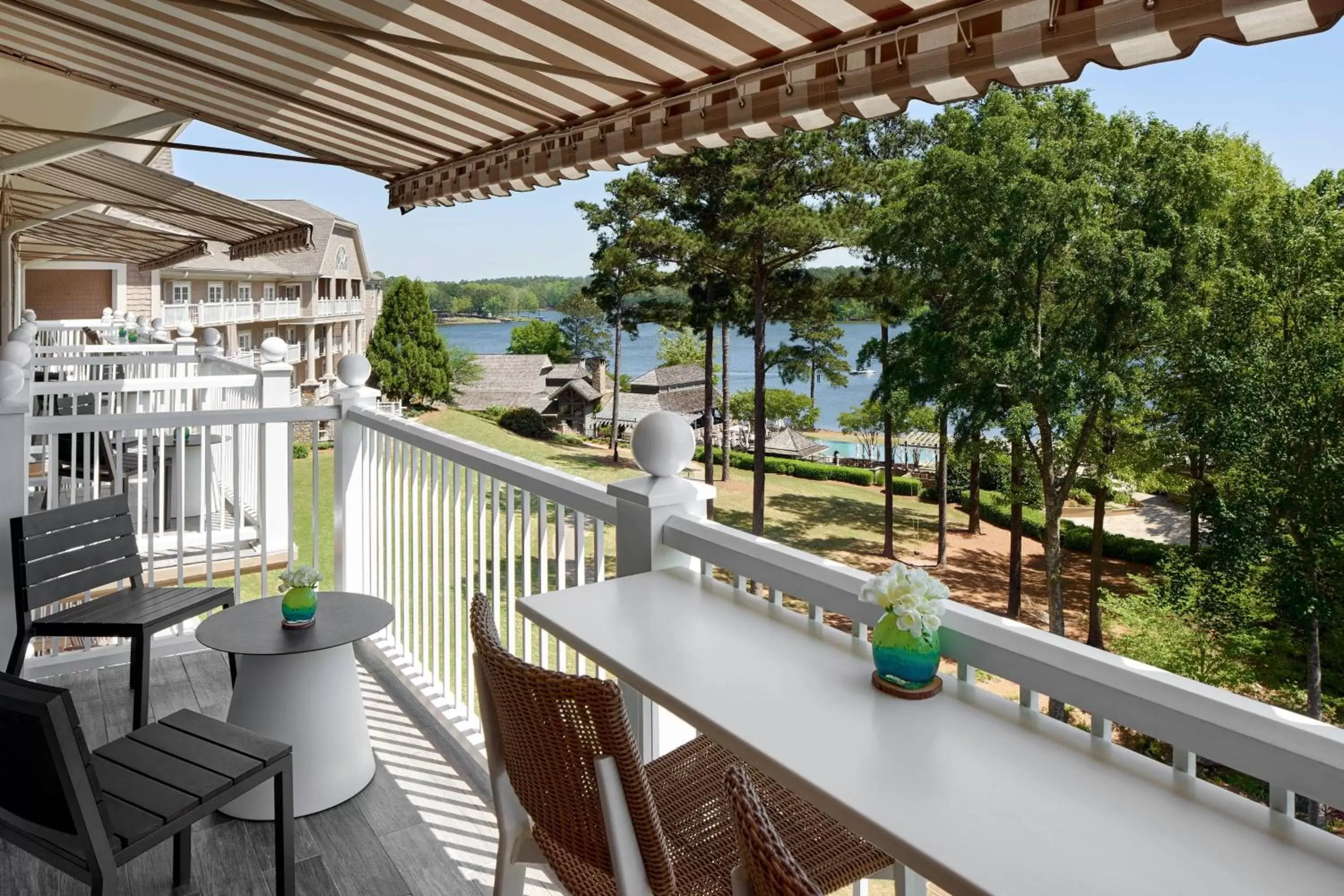 Lounge or bar, Balcony/Terrace in The Ritz-Carlton Reynolds, Lake Oconee