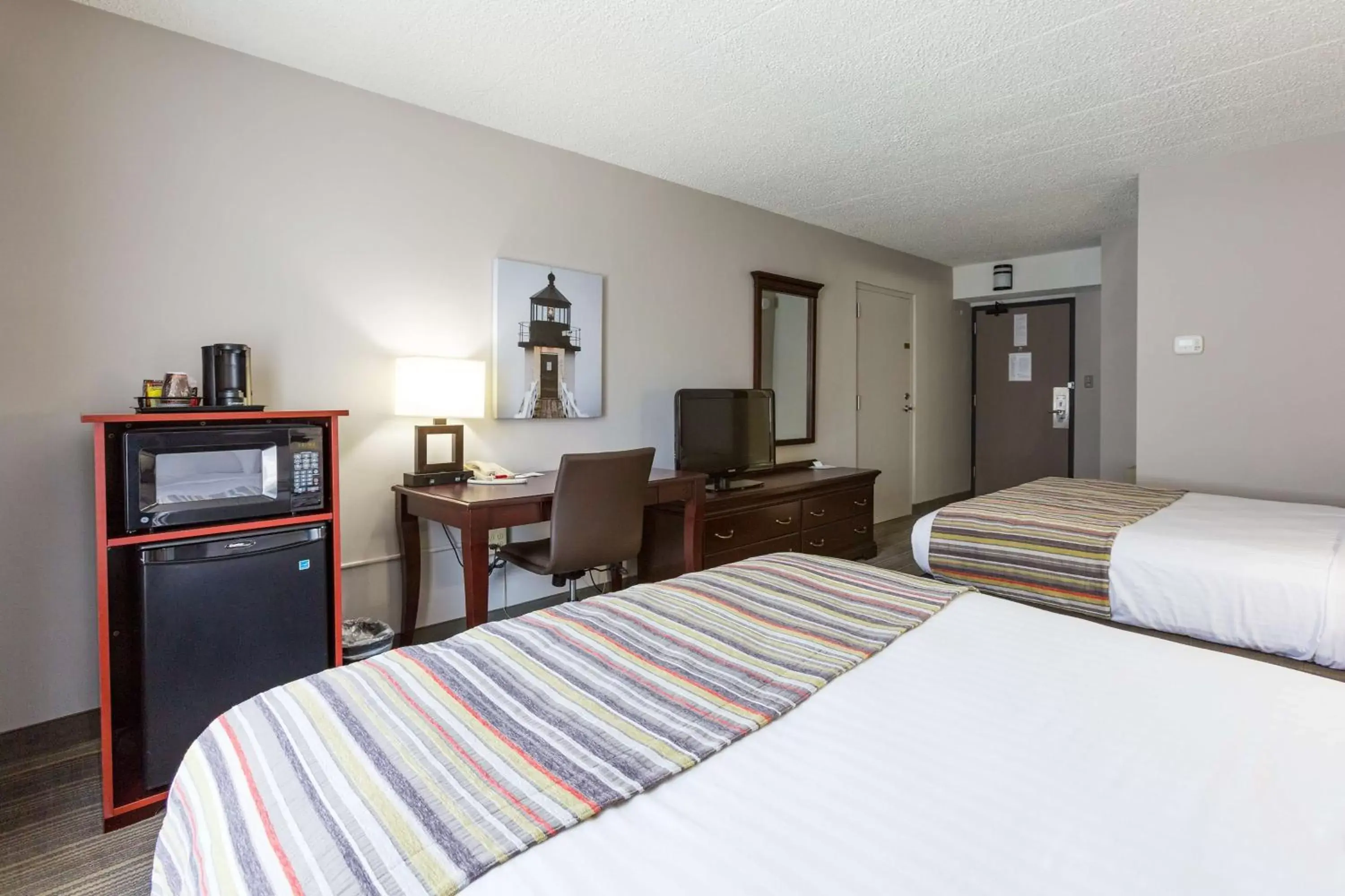 Photo of the whole room, Bed in Country Inn & Suites by Radisson, Traverse City, MI