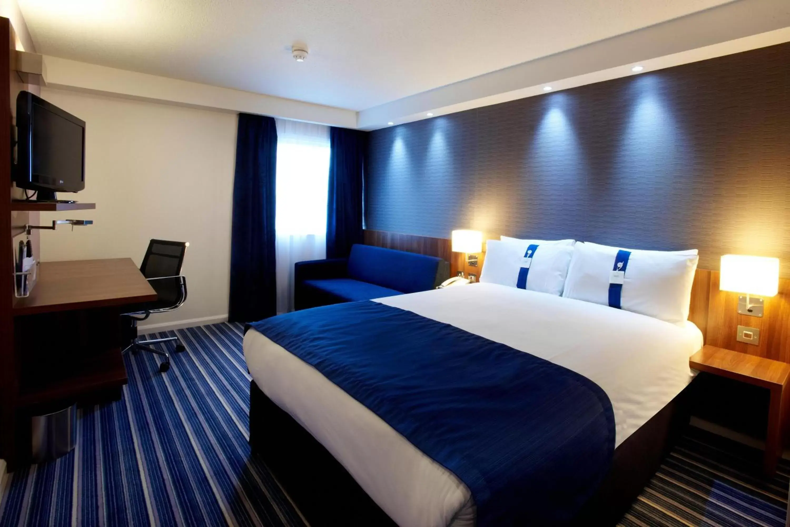 Photo of the whole room, Bed in Holiday Inn Express London - ExCel, an IHG Hotel