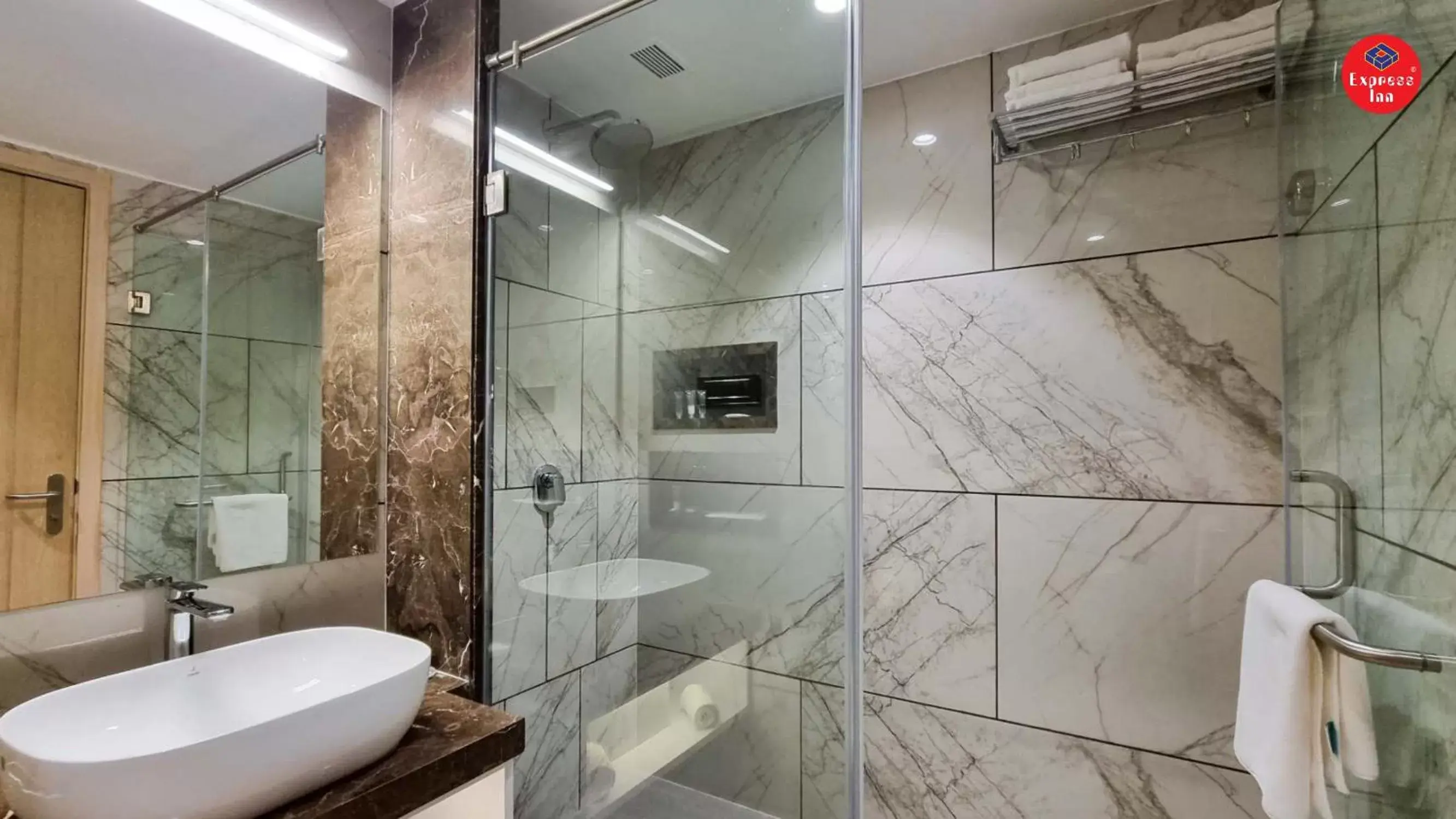 Shower, Bathroom in Express Inn The Business Luxury Hotel