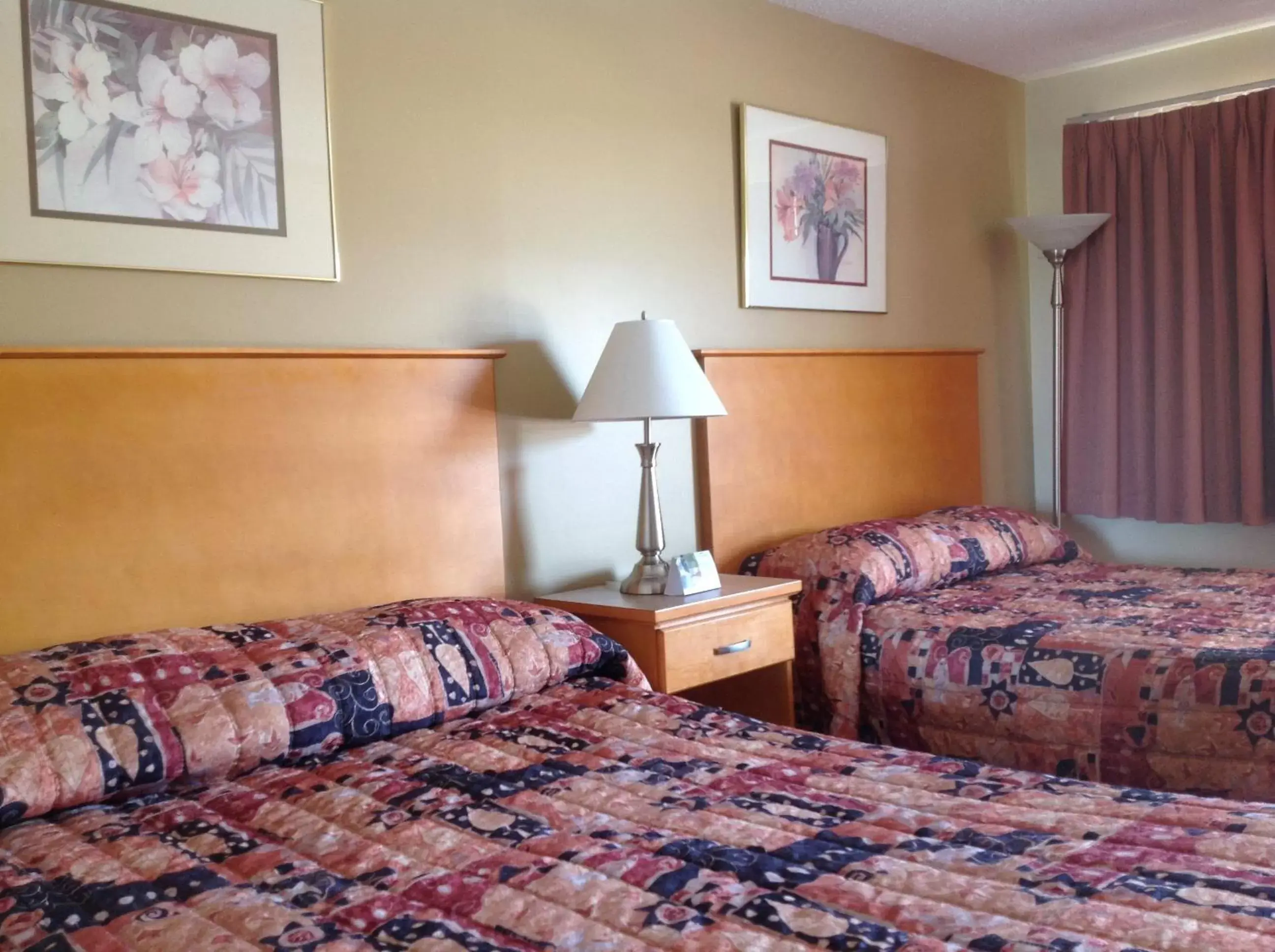 Standard Queen Room with Two Queen Beds - Non-Smoking in Canadas Best Value Inn & Suites-Vernon Standard Queen Room with Two Queen Beds - Non-Smoking in Canadas Best Value Inn & Suites-Vernon