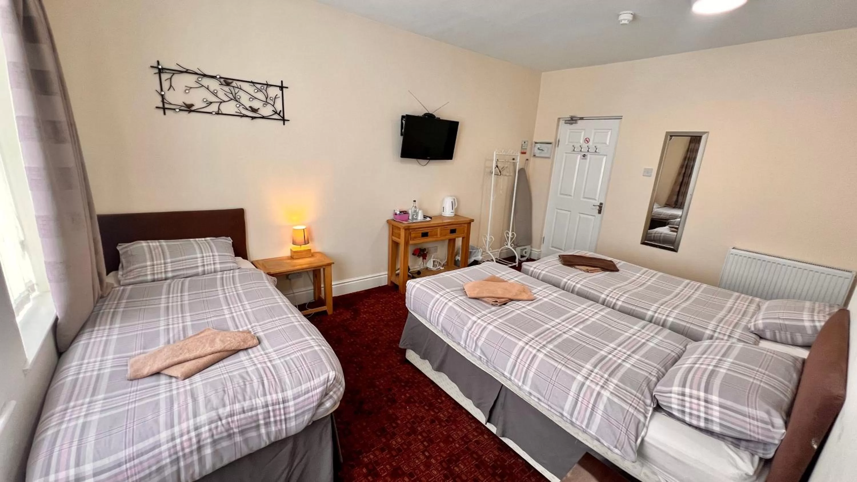 Photo of the whole room, Bed in The Cabbage Hall Hotel