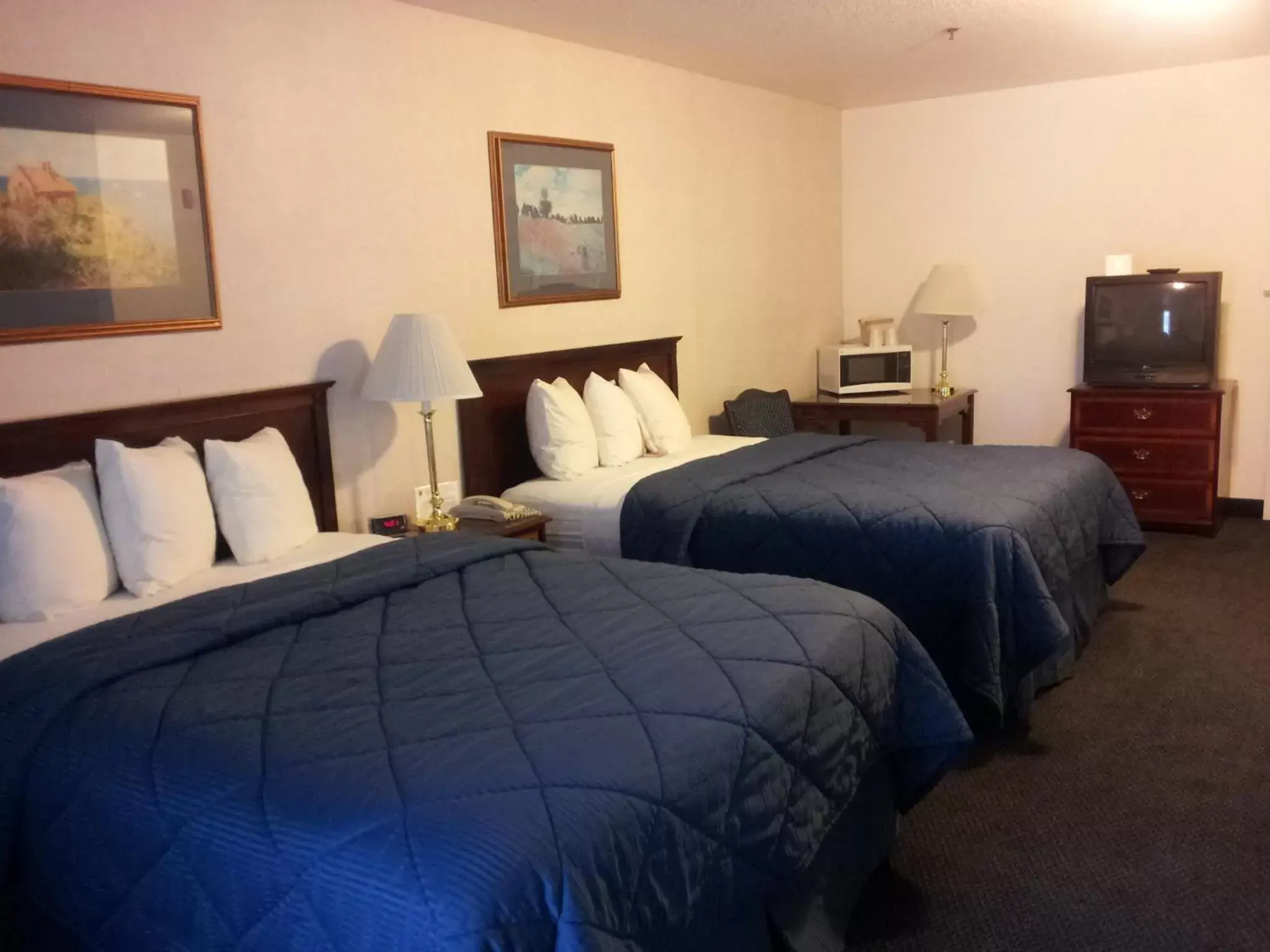 Photo of the whole room, Bed in Super 8 by Wyndham Oroville
