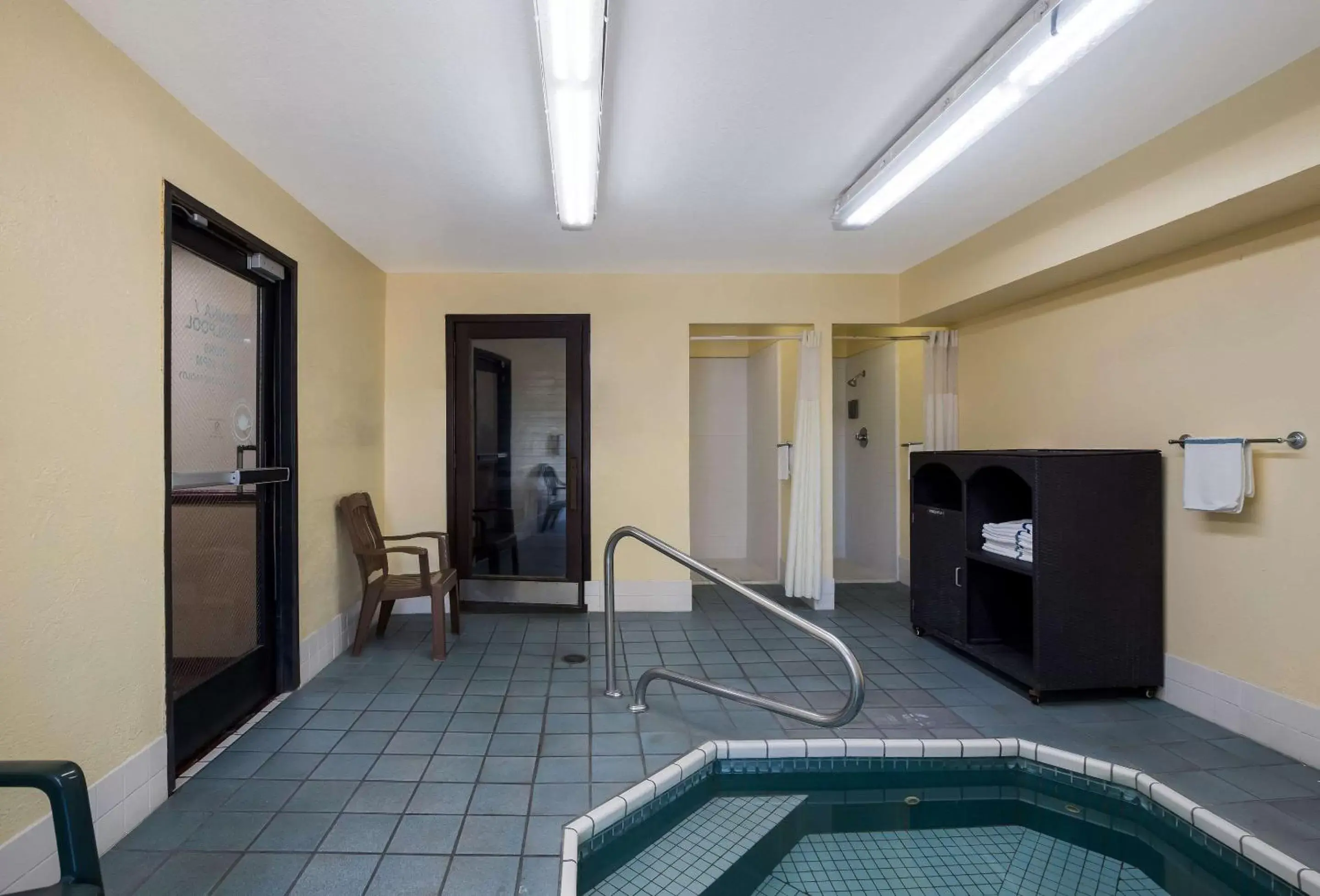 Swimming pool in Quality Inn & Suites Medford Airport