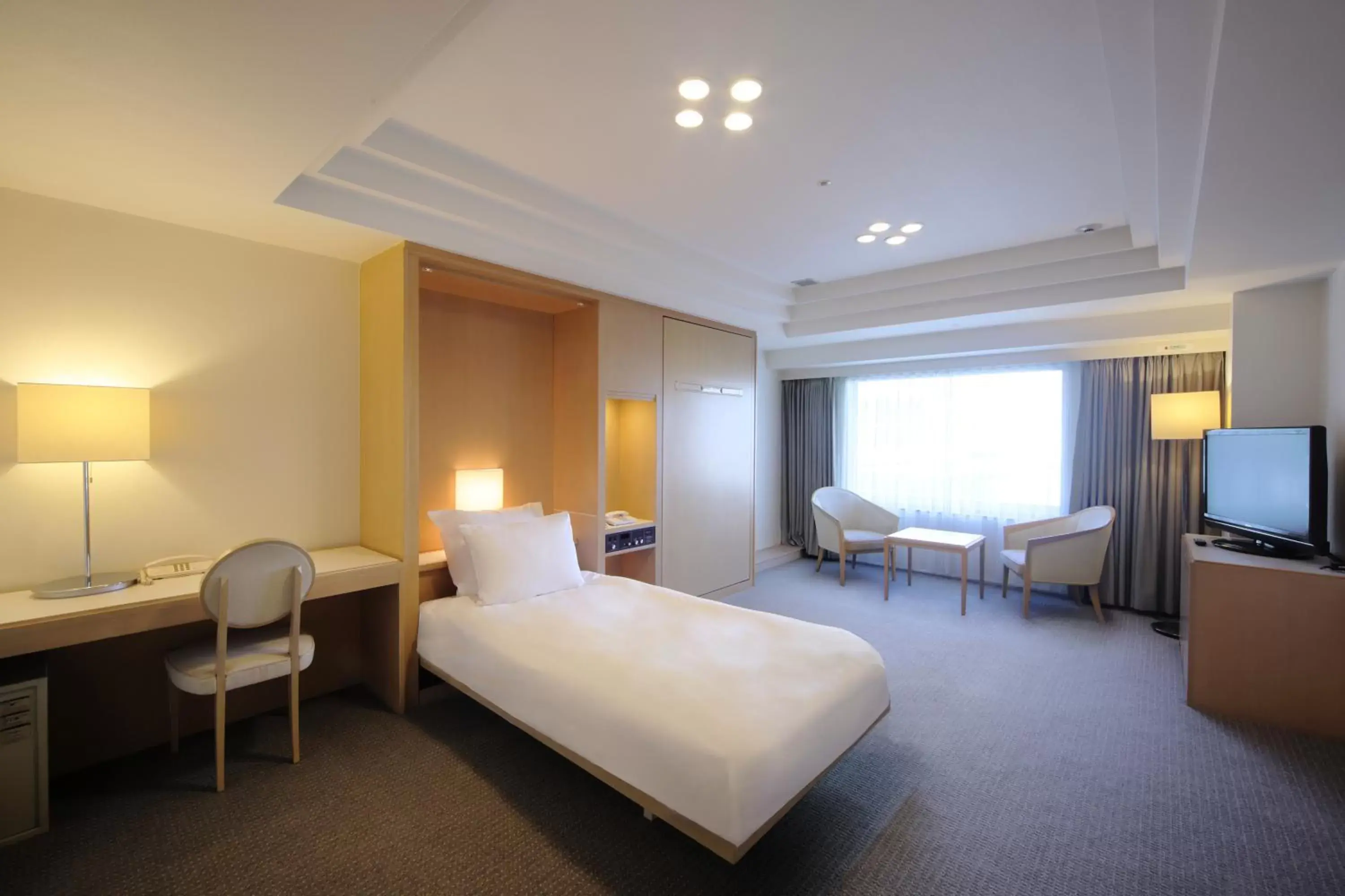 Bed in ANA Crowne Plaza Kobe, an IHG Hotel