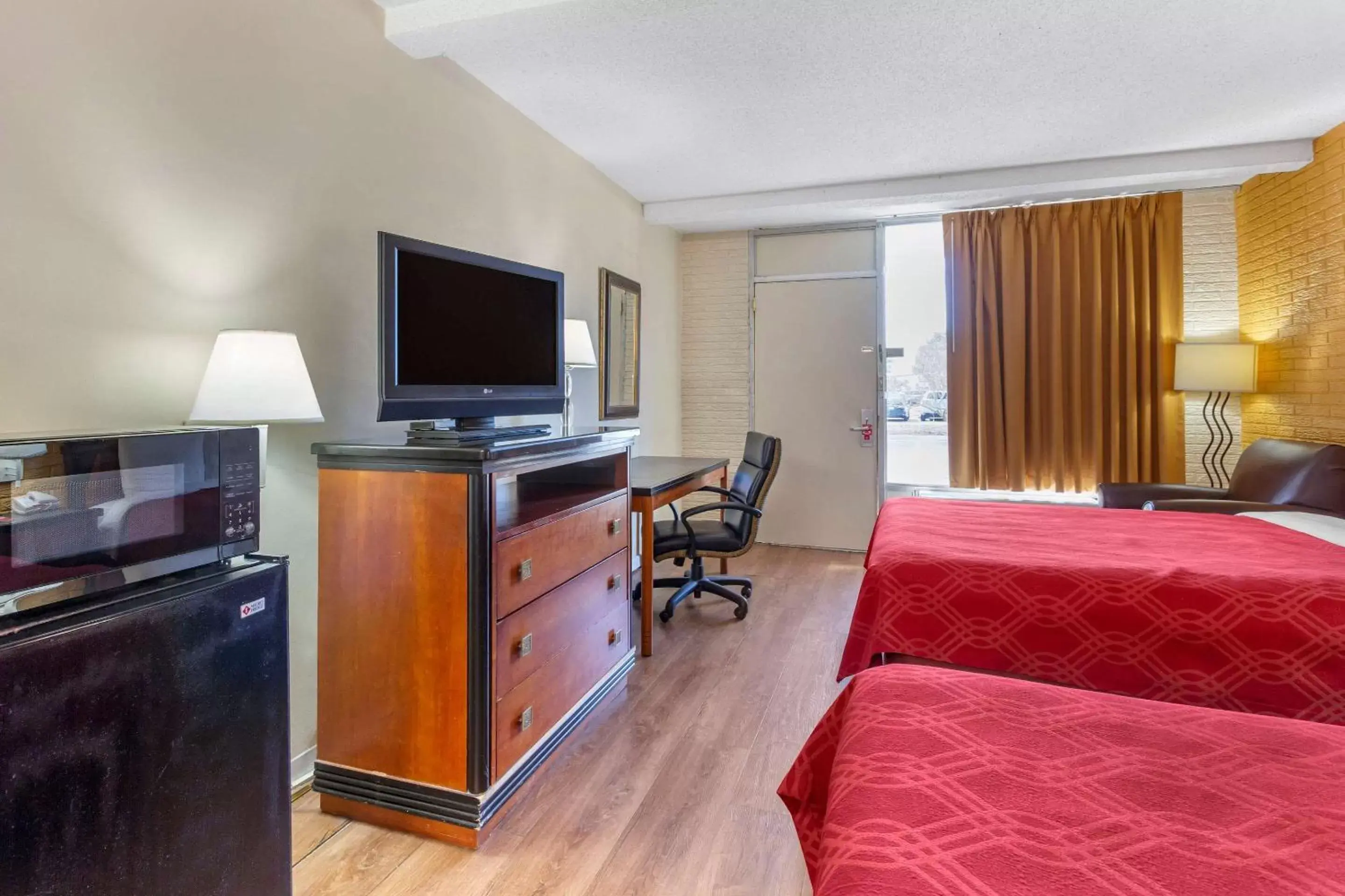 Photo of the whole room, TV/Entertainment Center in Econo Lodge Summerville