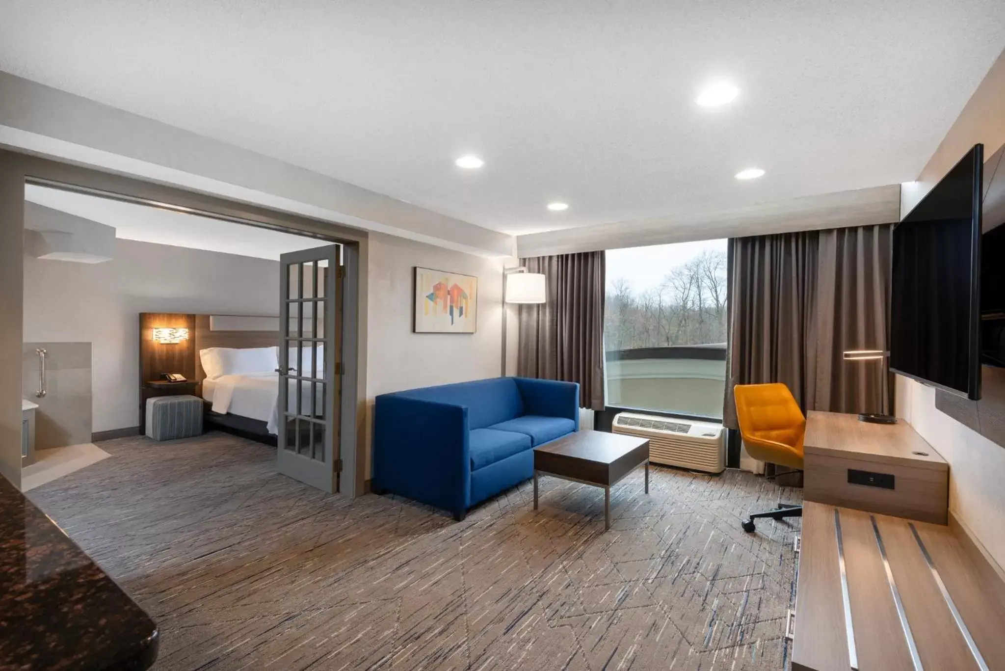 Bedroom, Seating Area in Holiday Inn Express & Suites Wadsworth, an IHG Hotel