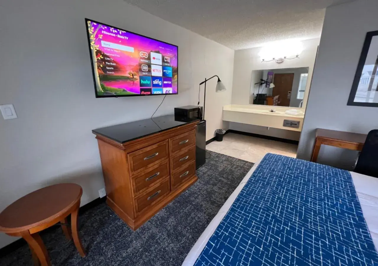 TV/Entertainment Center in Travelodge by Wyndham Lincoln Northeast
