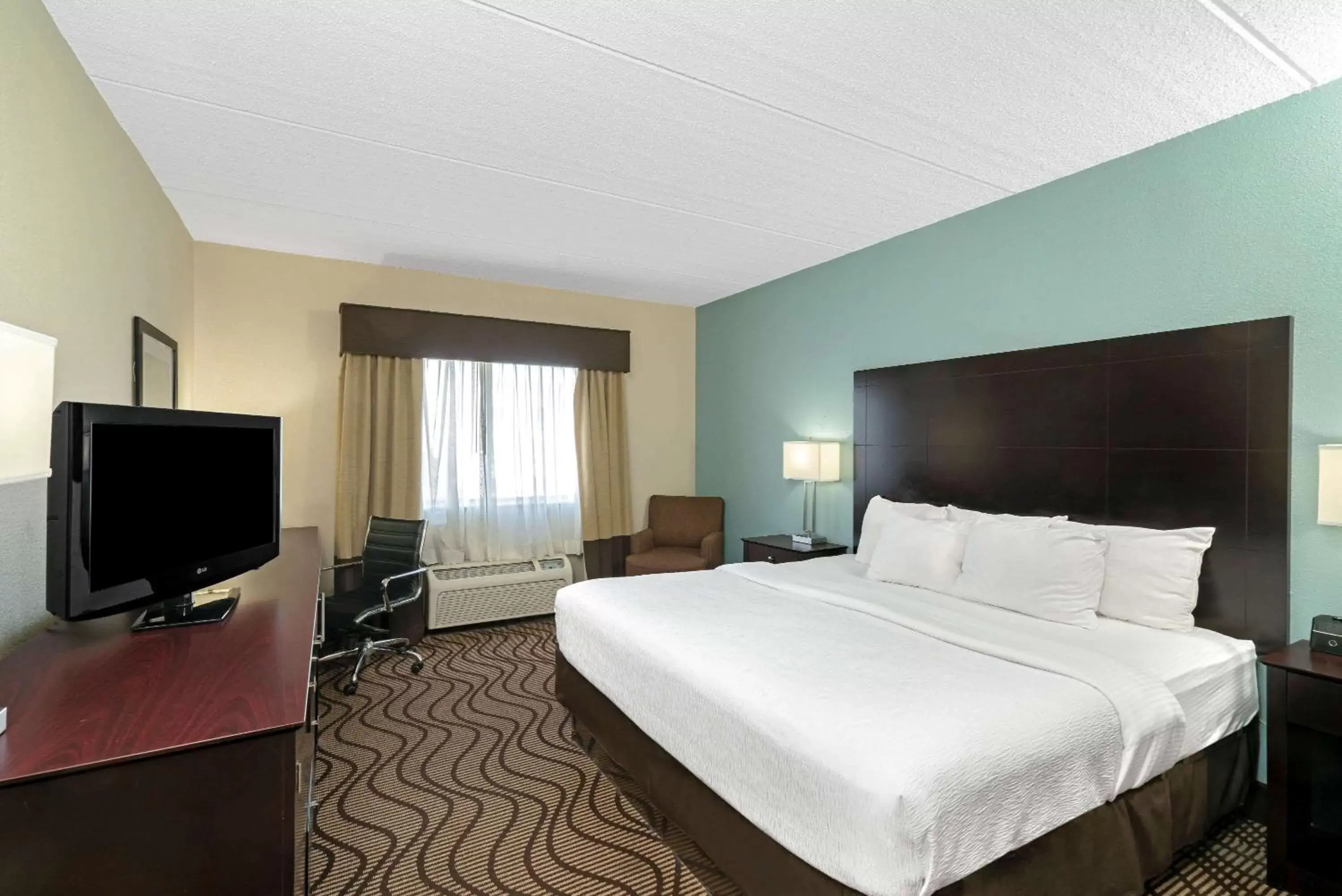 Photo of the whole room, Bed in La Quinta by Wyndham Knoxville Airport