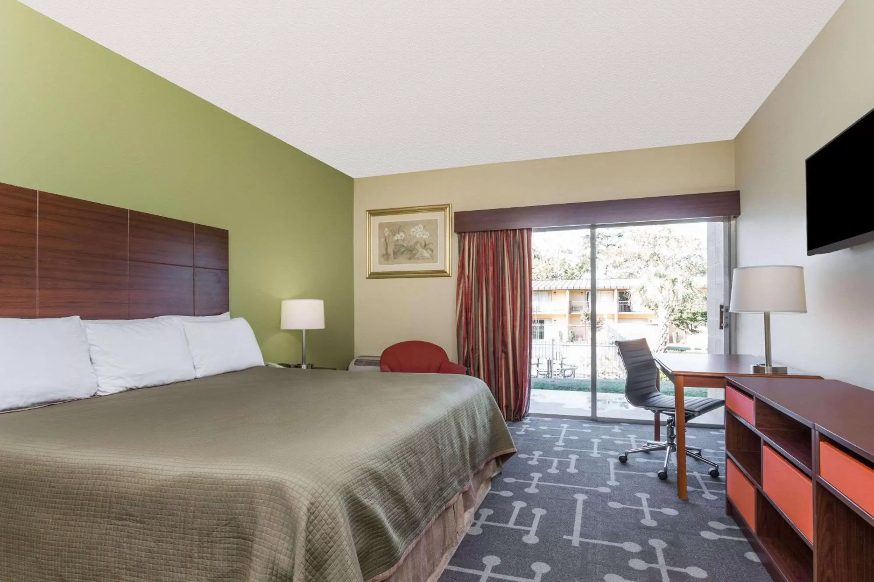 Photo of the whole room, Bed in Howard Johnson by Wyndham Athens