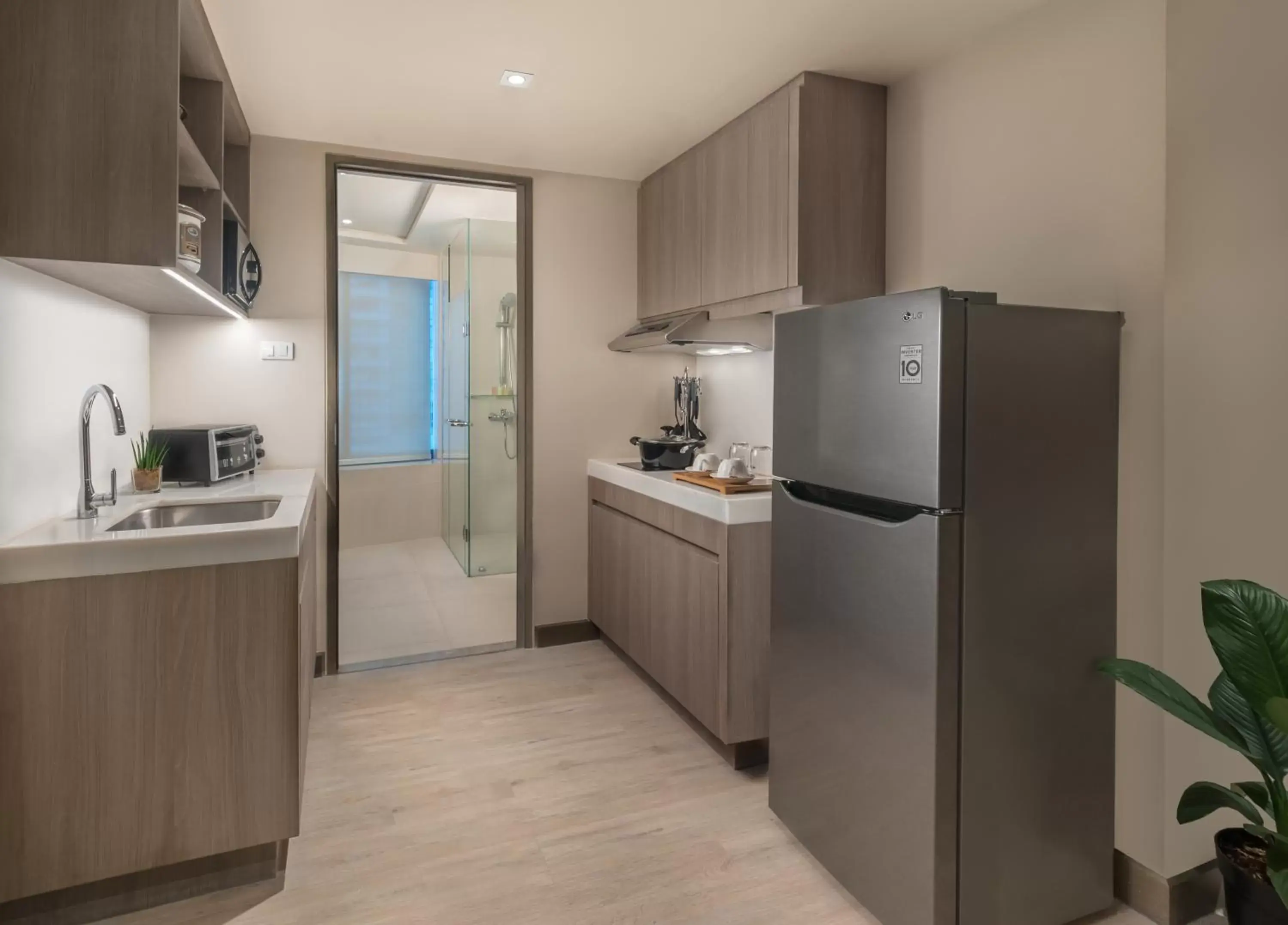 Kitchen or kitchenette, Kitchen/Kitchenette in Seda Residences Makati