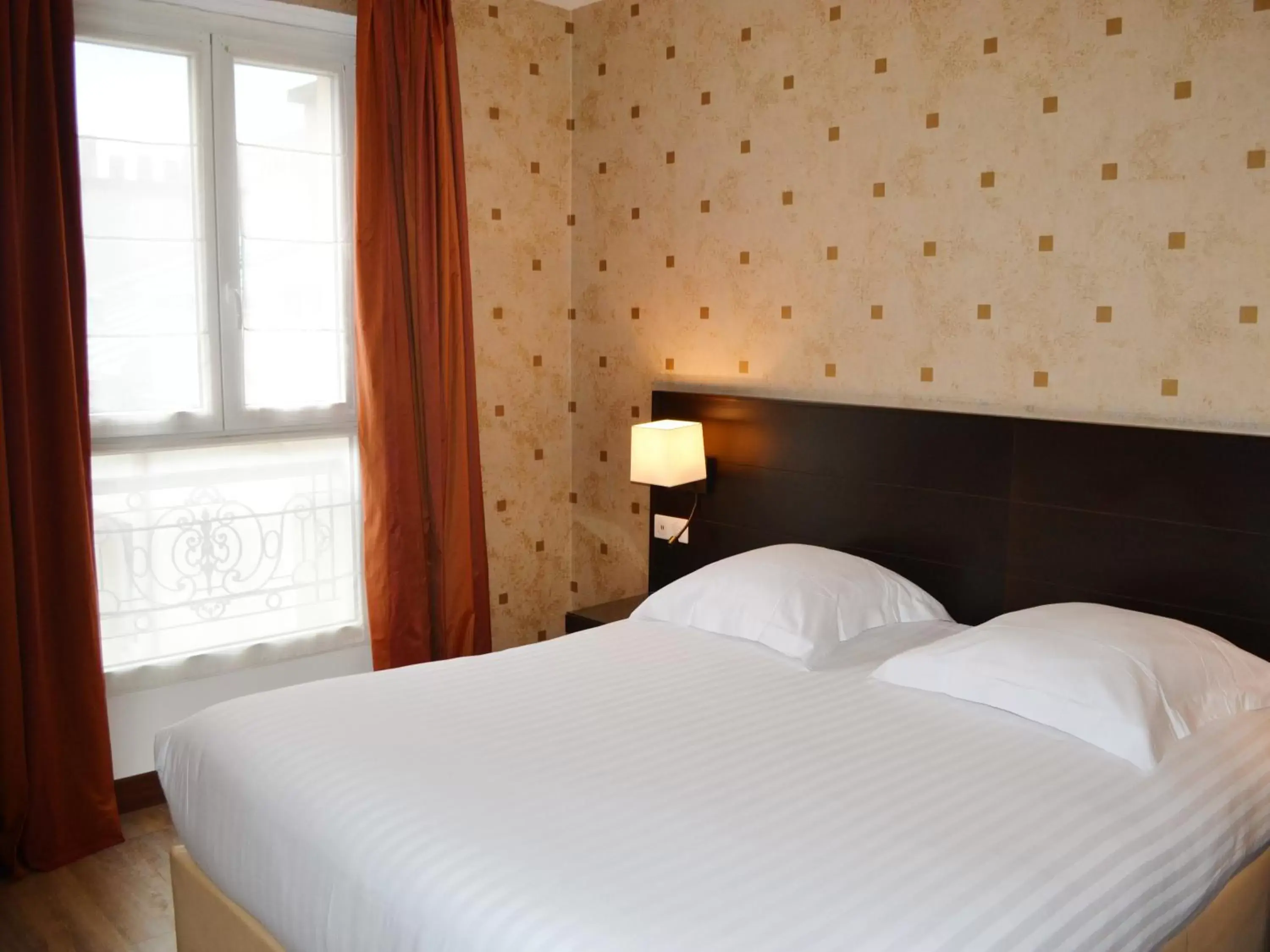 Bed in Hôtel de l'Exposition - Tour Eiffel