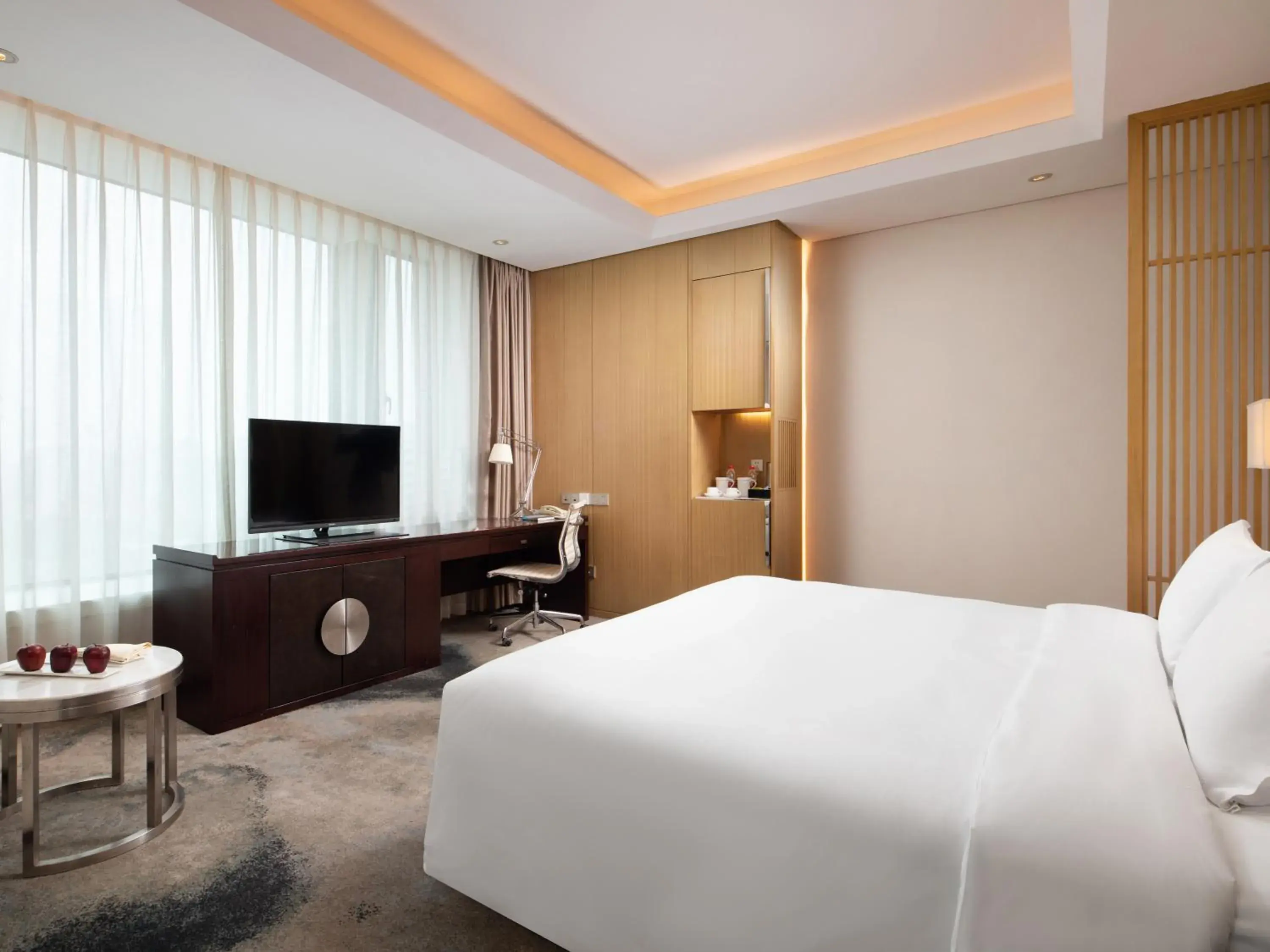 Bed, TV/Entertainment Center in The Yun Hotel Hankou