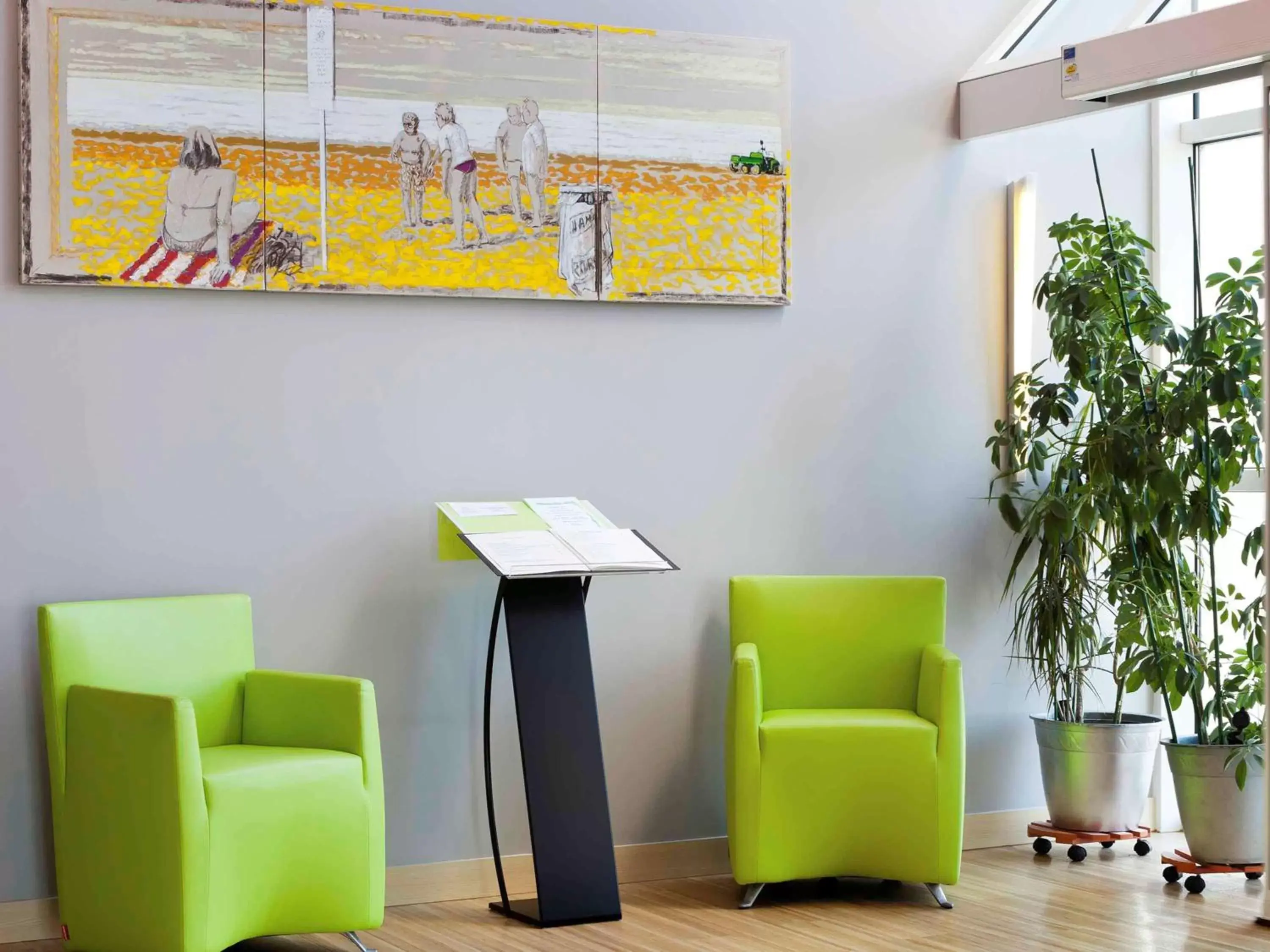 Property building, Seating Area in ibis Styles Ouistreham