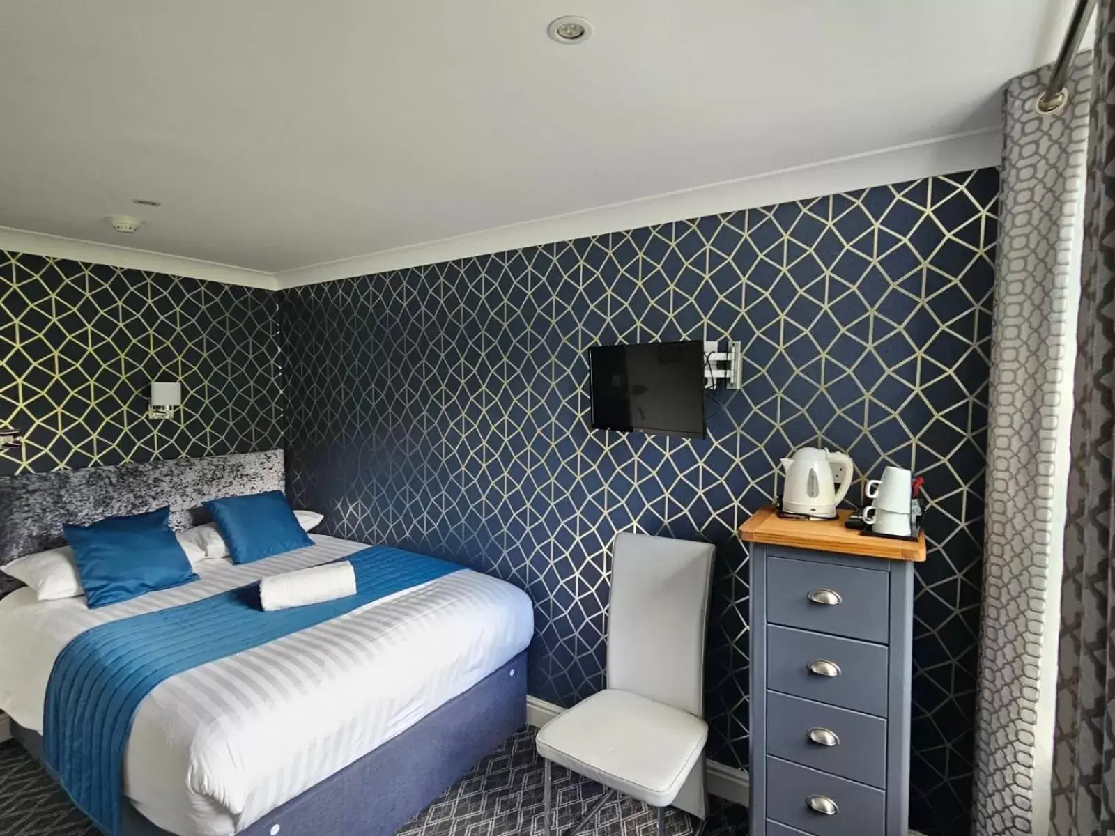 Bedroom, Bed in Mentone Hotel