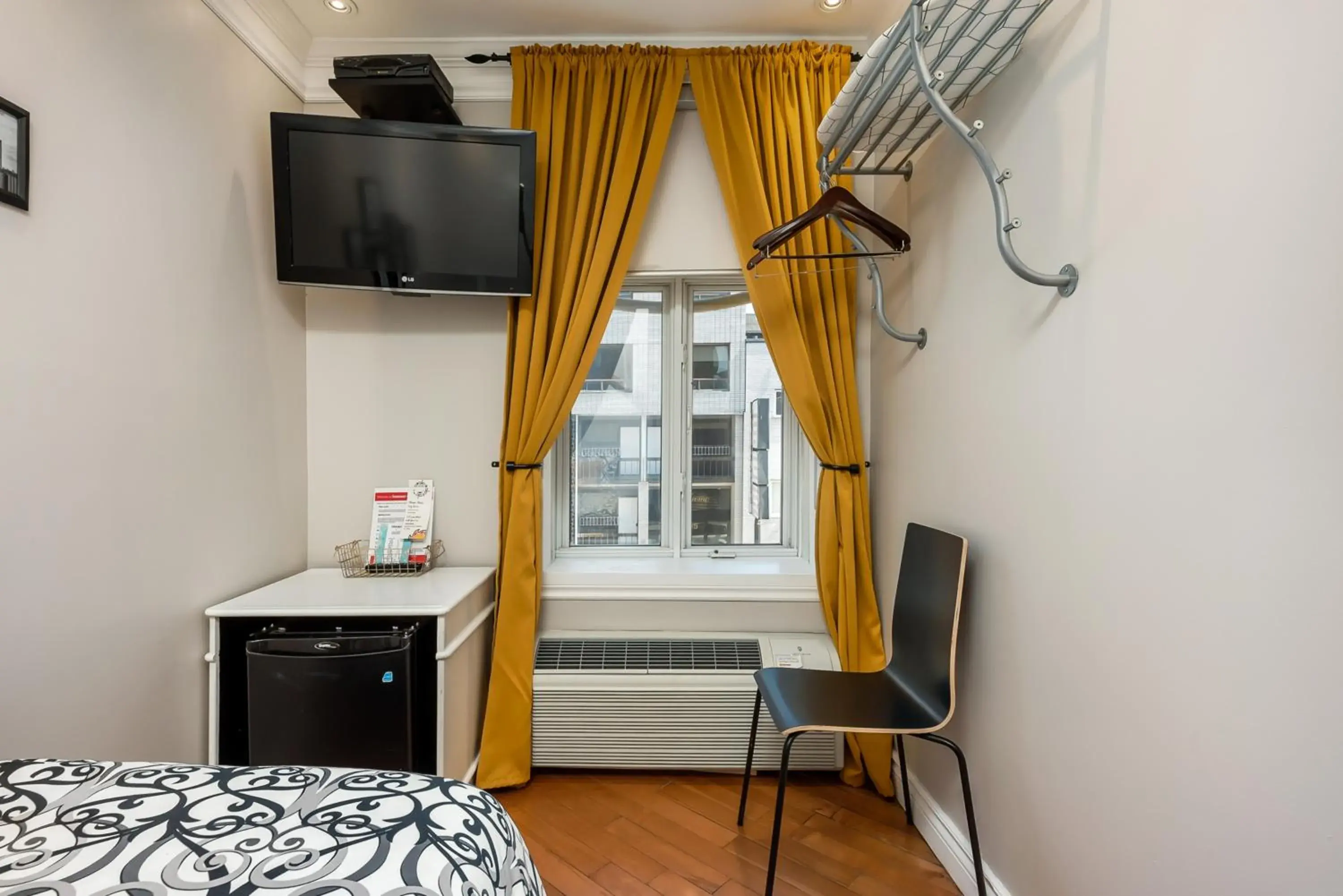 TV and multimedia, TV/Entertainment Center in Samesun Montreal Central