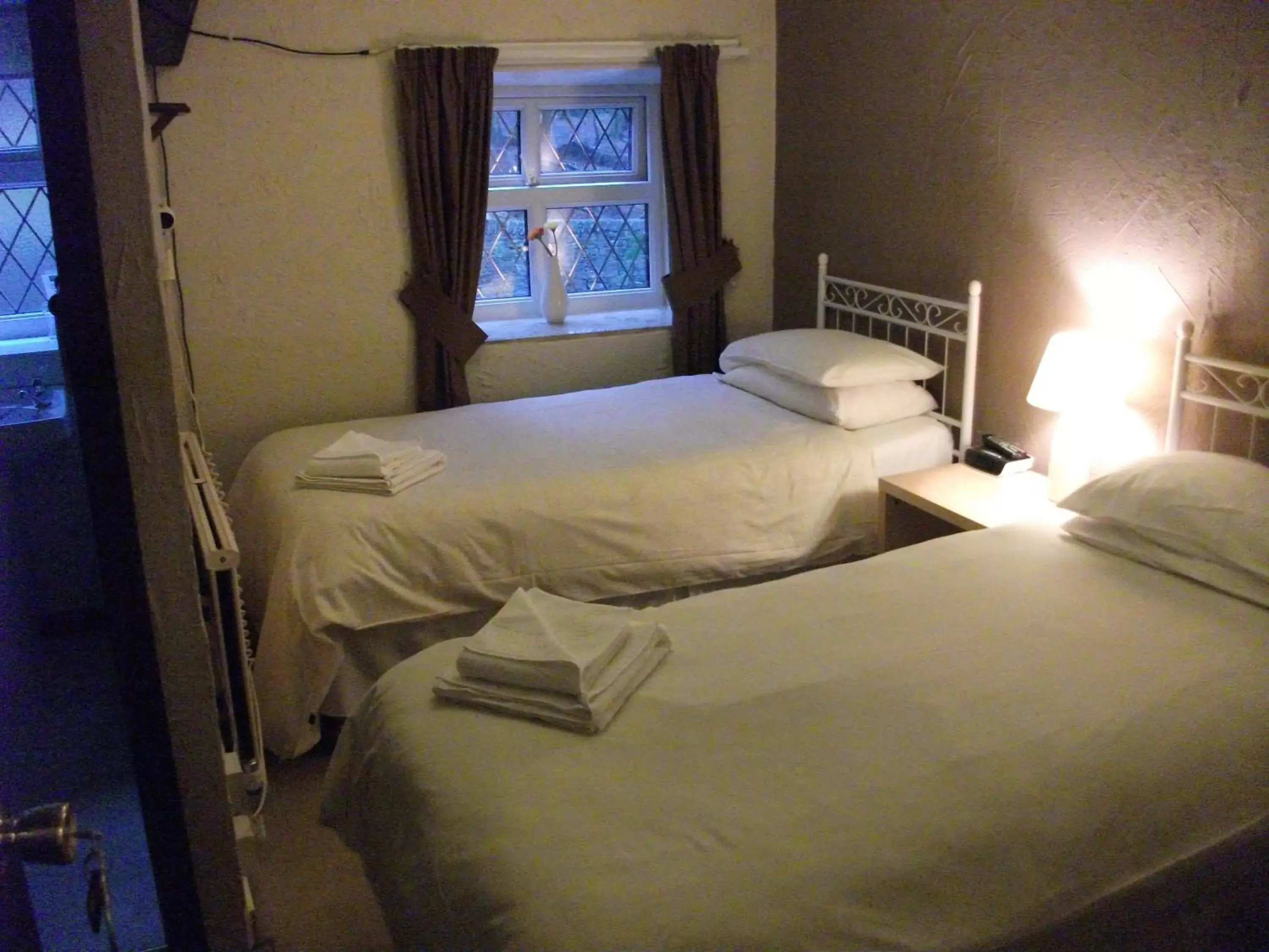 Photo of the whole room, Bed in The Lantern Pike Inn