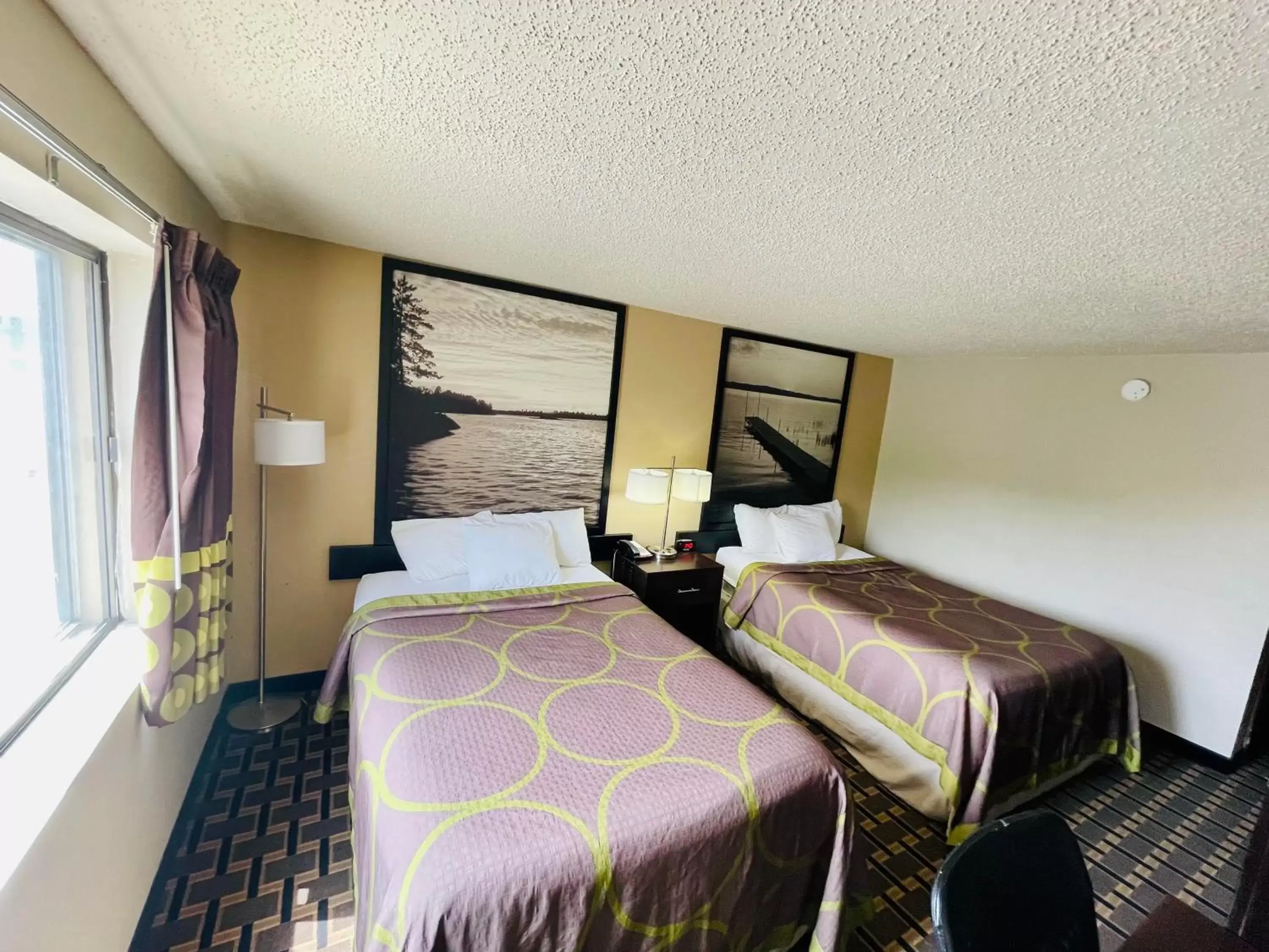 Bedroom, Bed in Super 8 by Wyndham Clear Lake