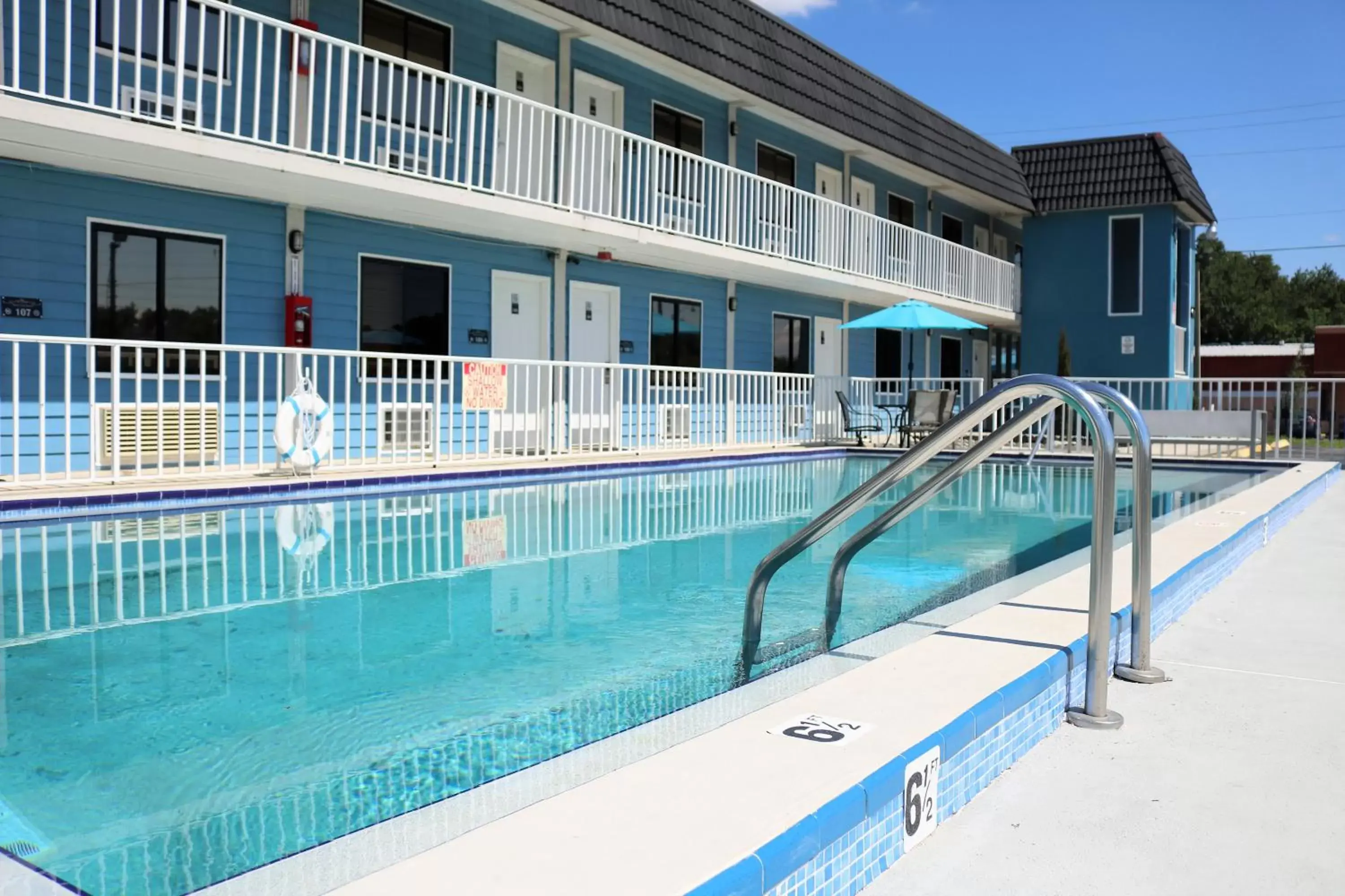 Swimming Pool in Monte Carlo Inn- Near Disney