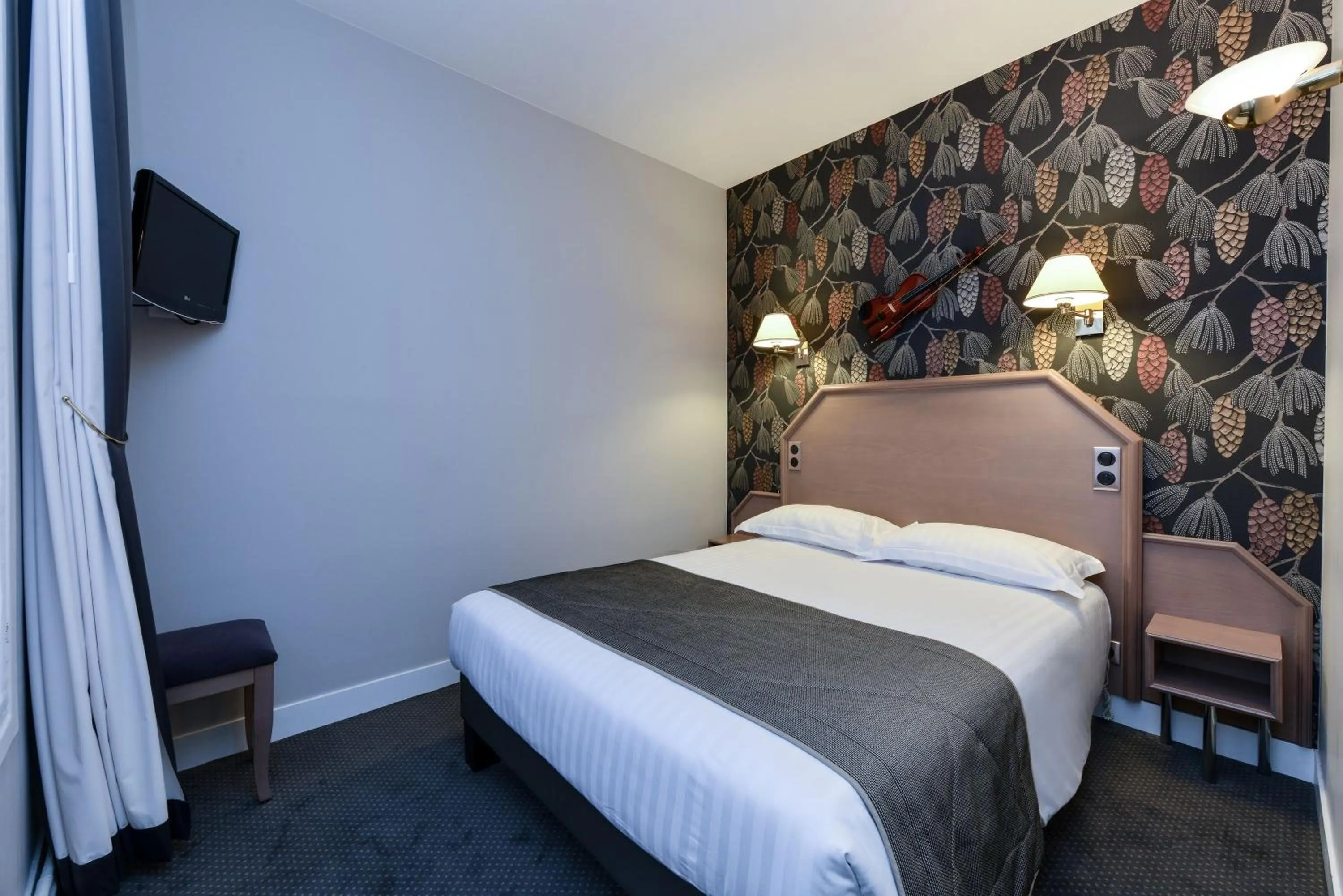 Photo of the whole room, Bed in Hotel du Pré