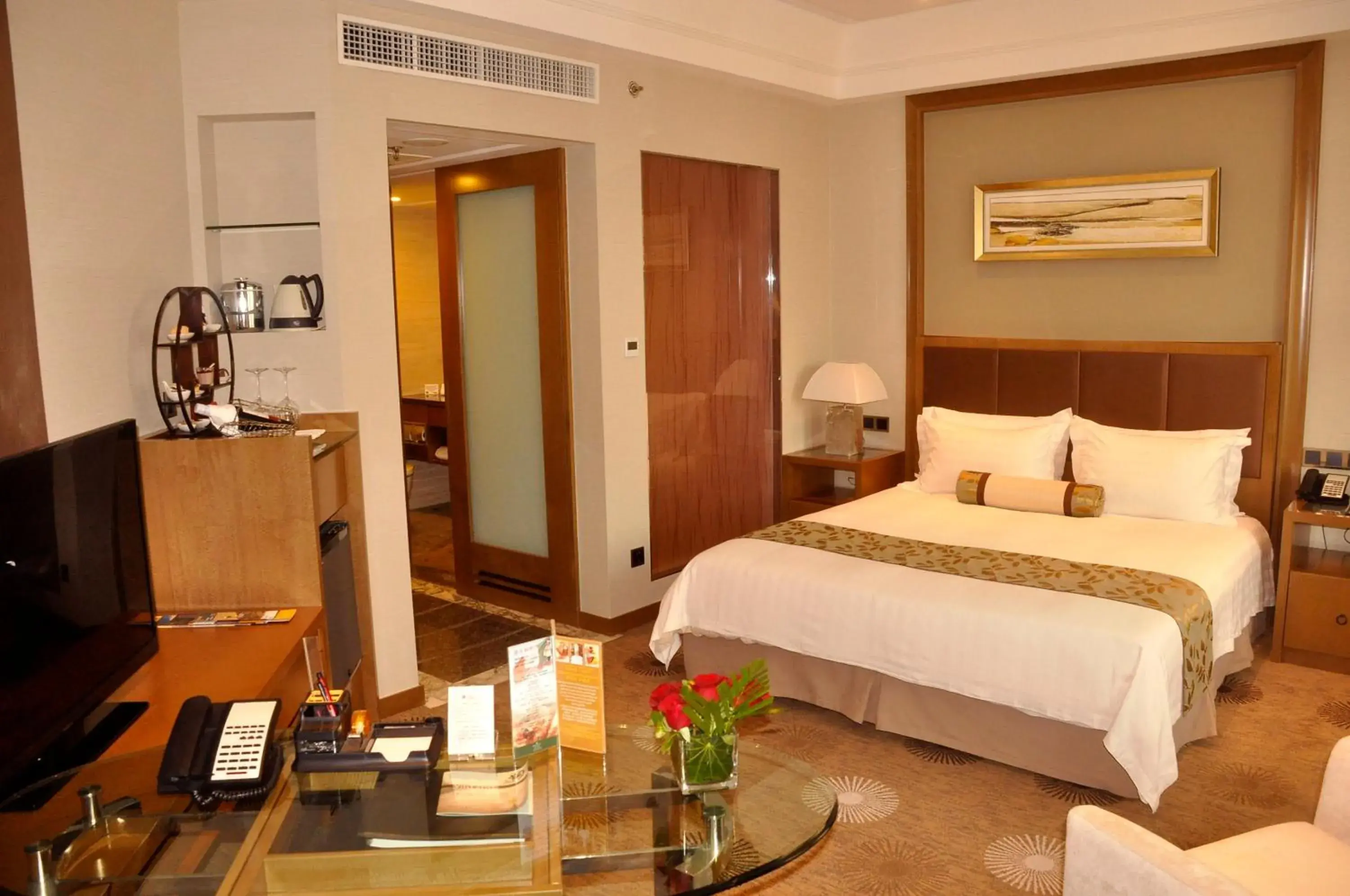 Photo of the whole room, Bed in Ramada Plaza Hotel Pudong