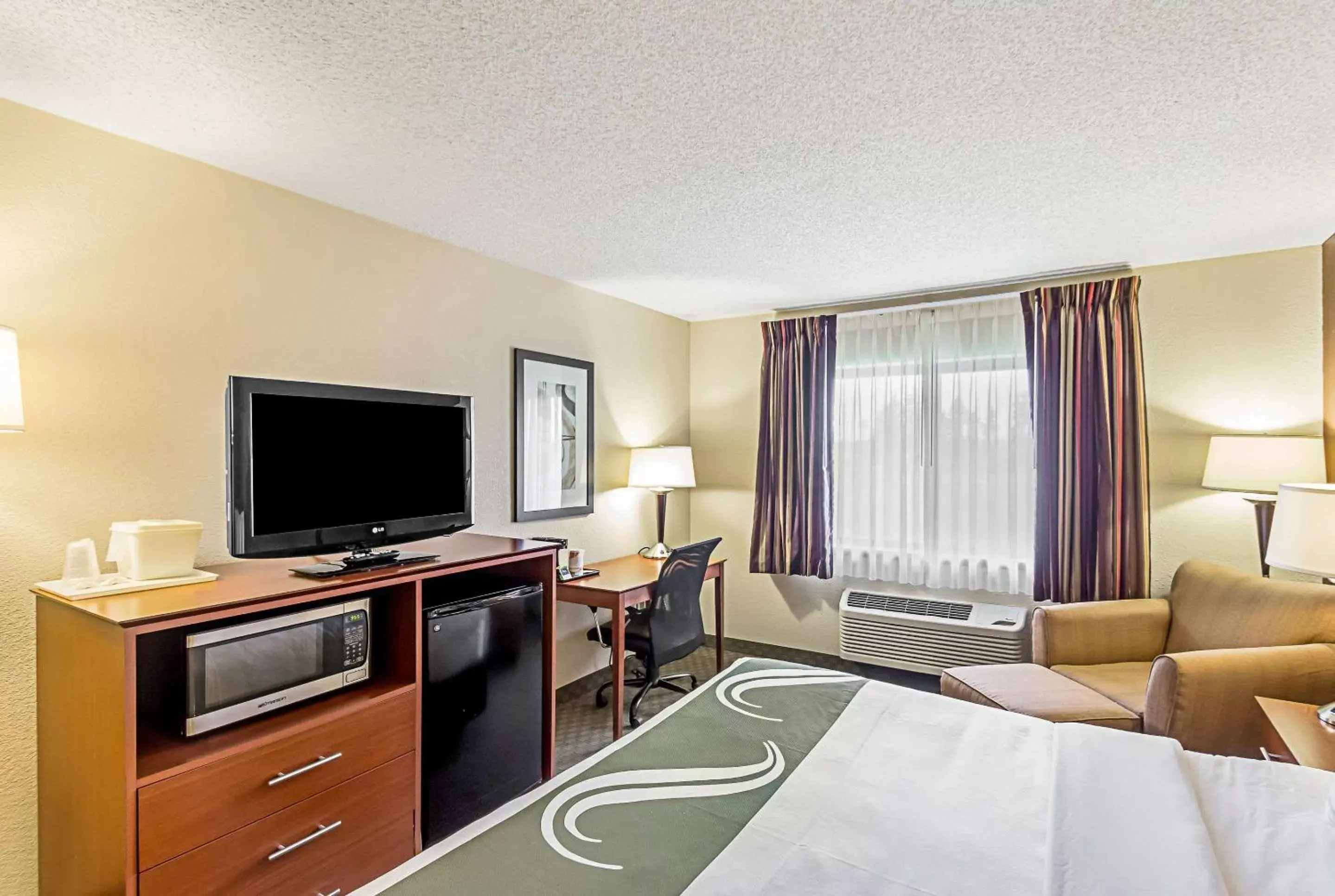 Photo of the whole room, TV/Entertainment Center in Quality Inn Sheboygan