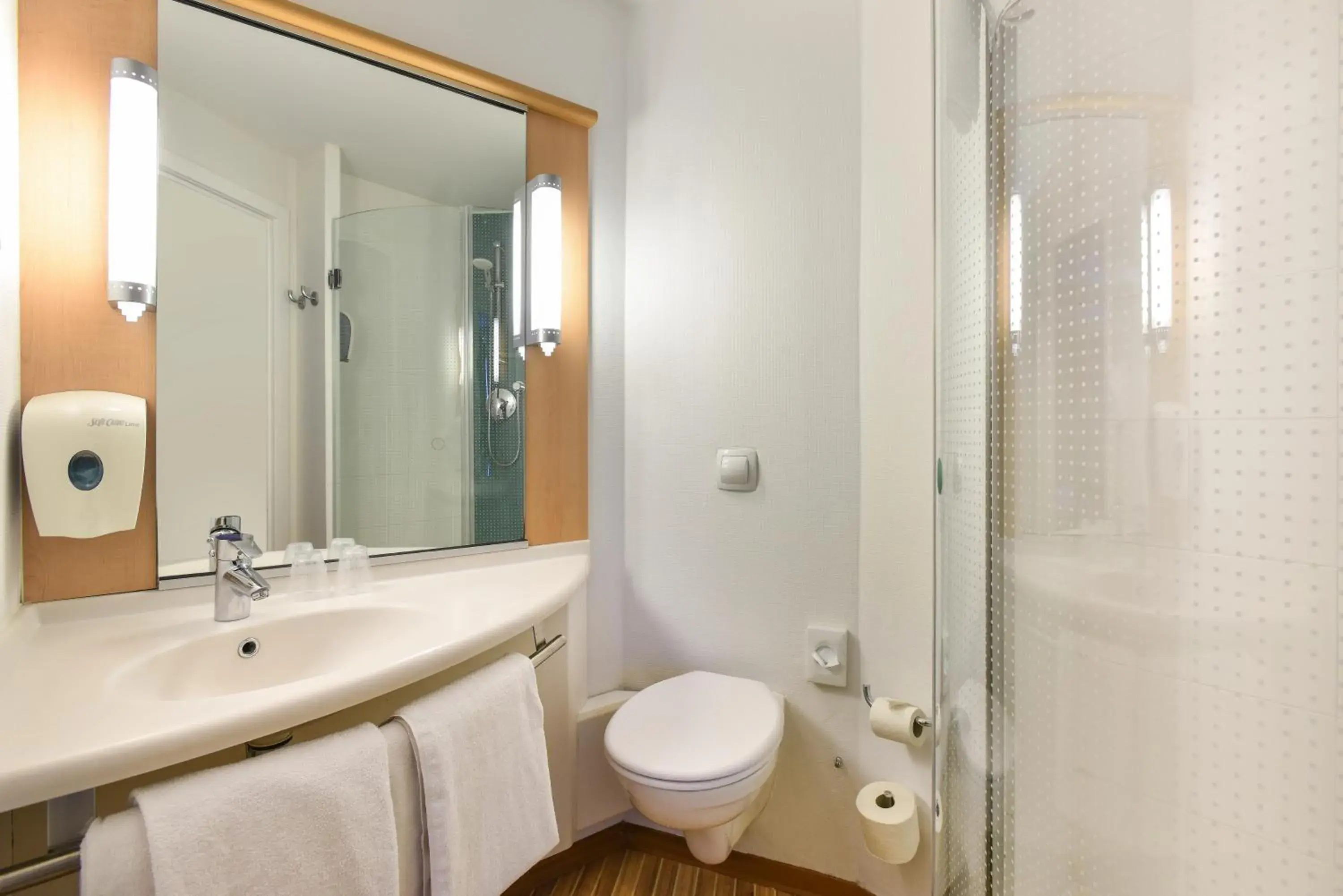 Shower, Bathroom in ibis Kortrijk Centrum