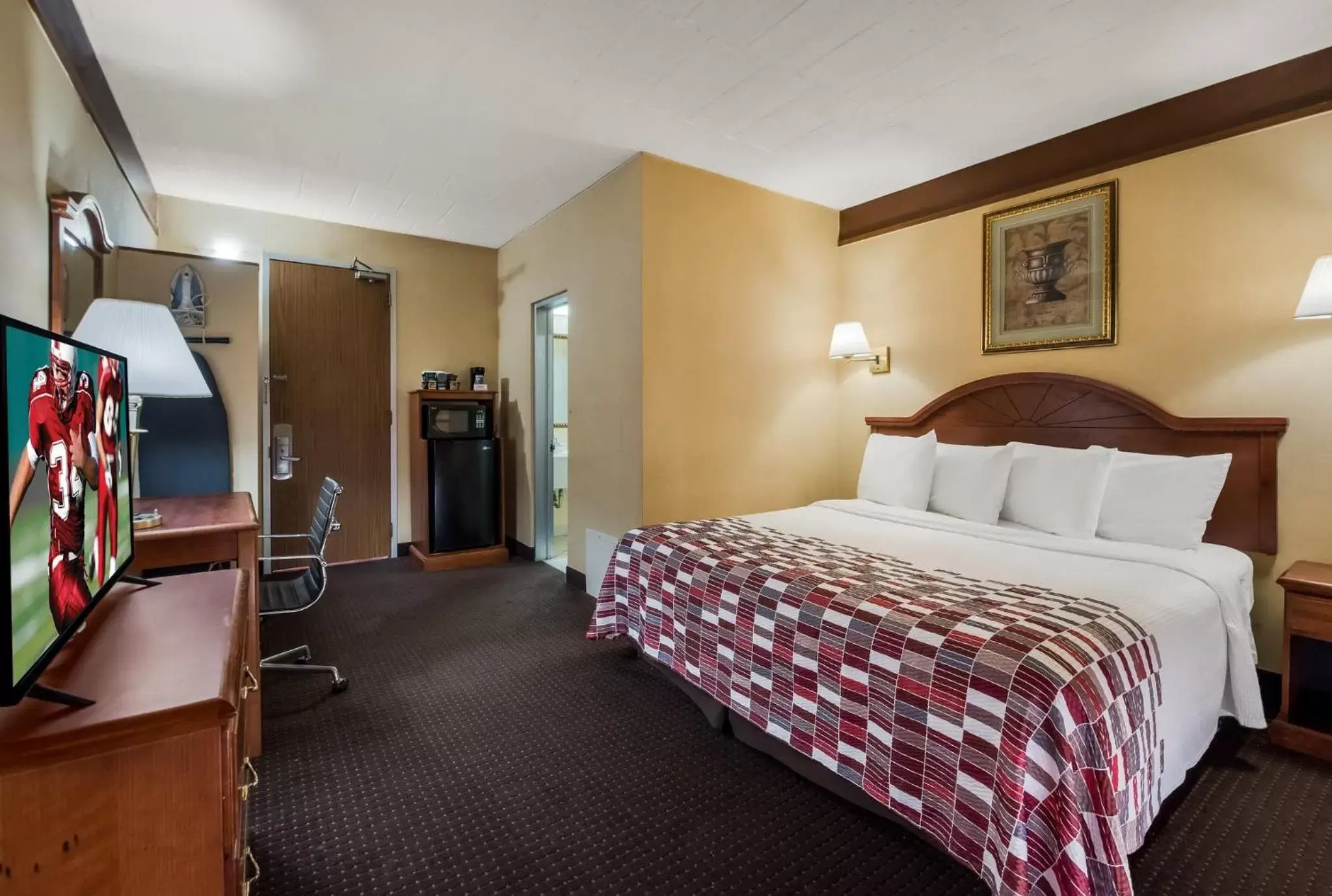 Photo of the whole room, Bed in Red Roof Inn and Suites Newark - University