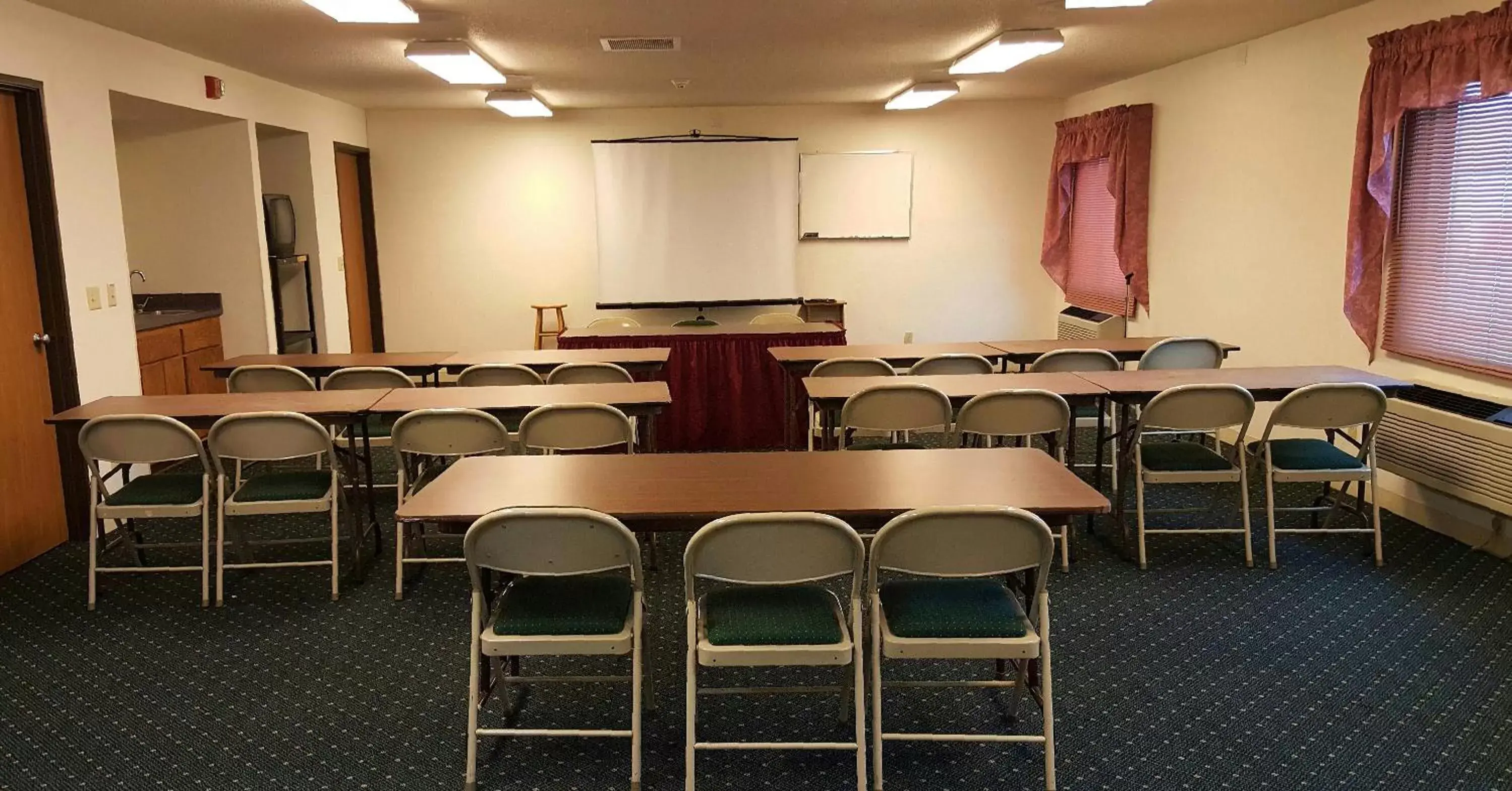 Business facilities in Motel 6-Saukville, WI
