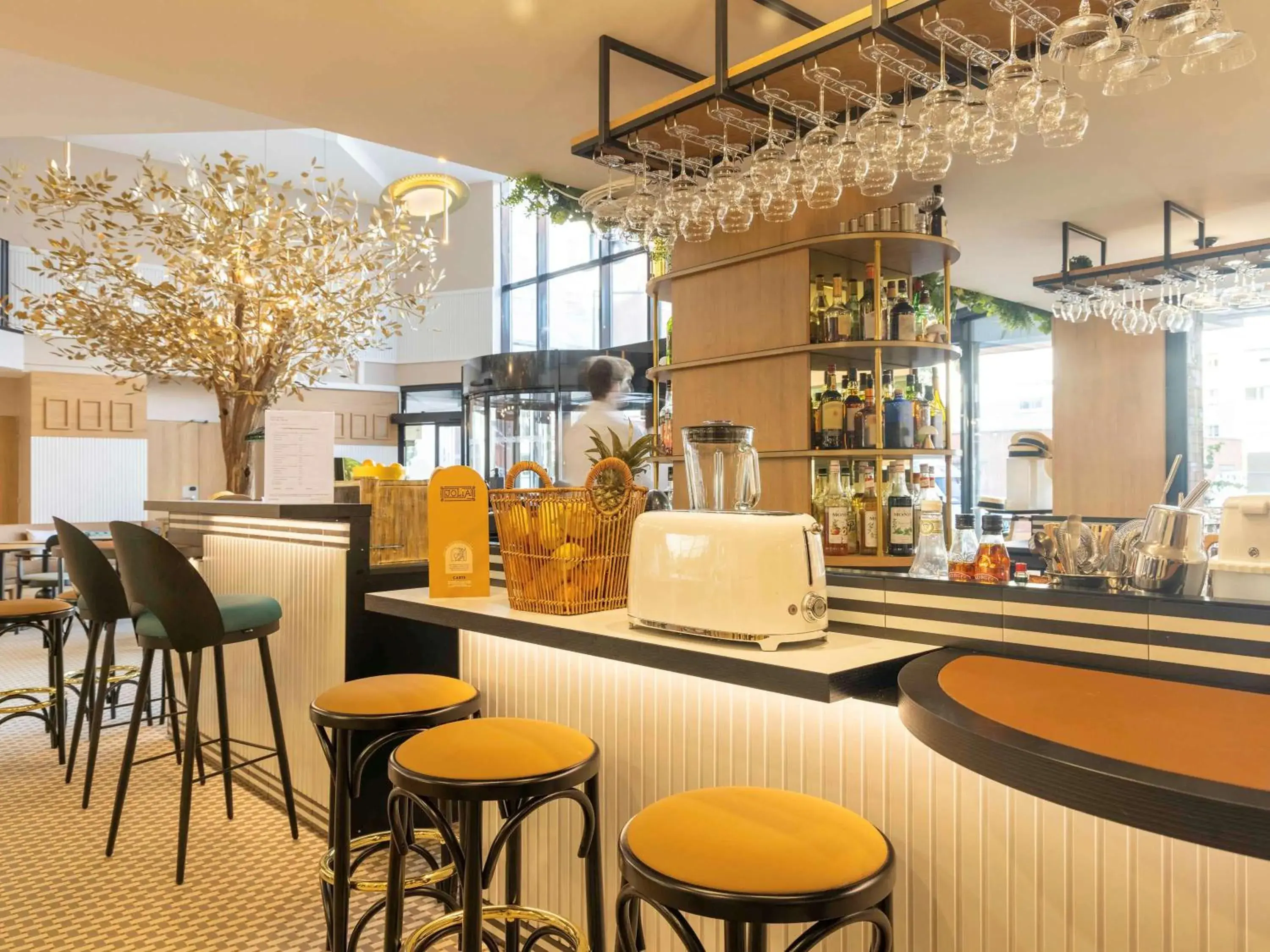 Lounge or bar, Restaurant/Places to Eat in Novotel Paris Suresnes Longchamp