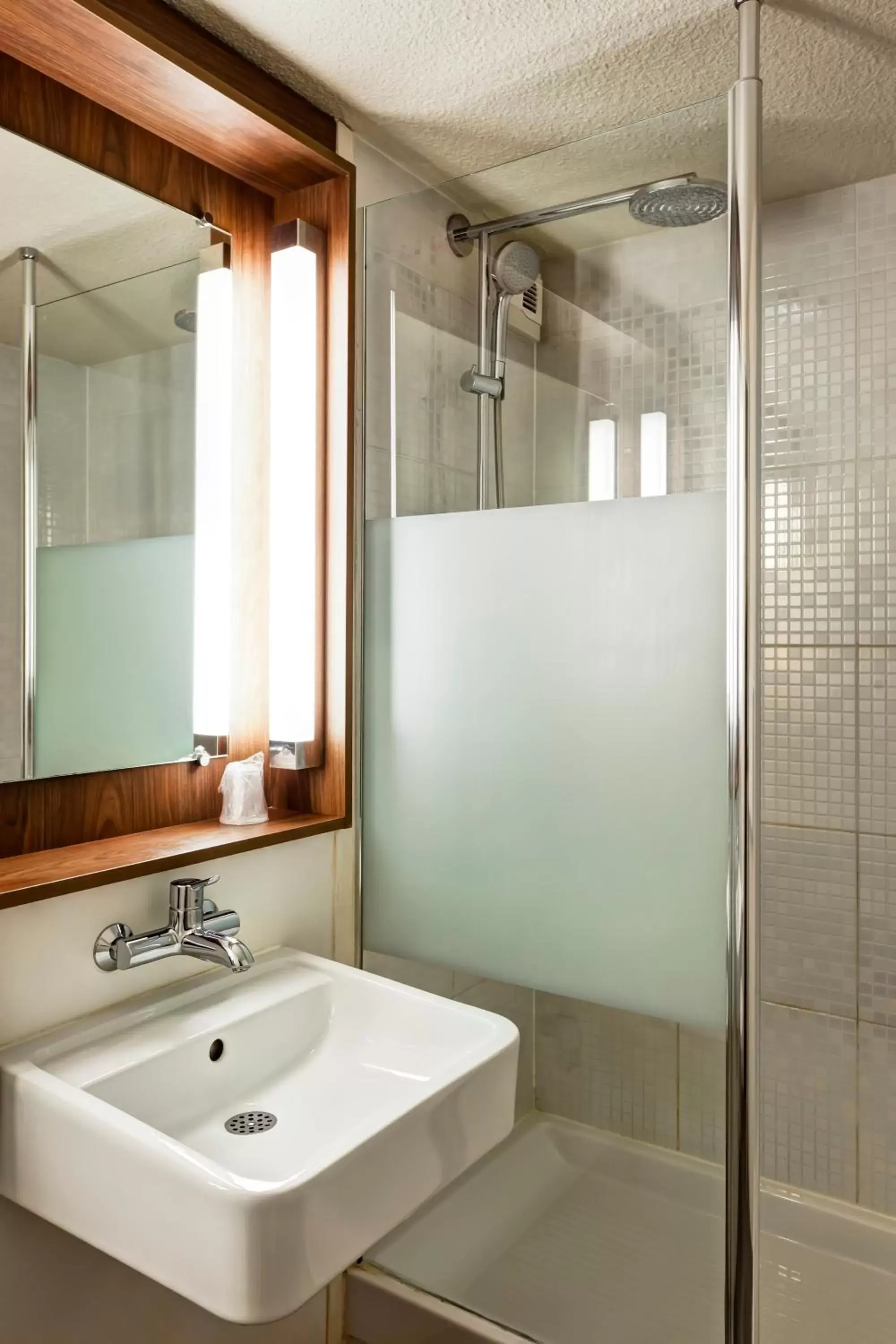 Shower, Bathroom in Campanile Evry Ouest - Corbeil Essonnes