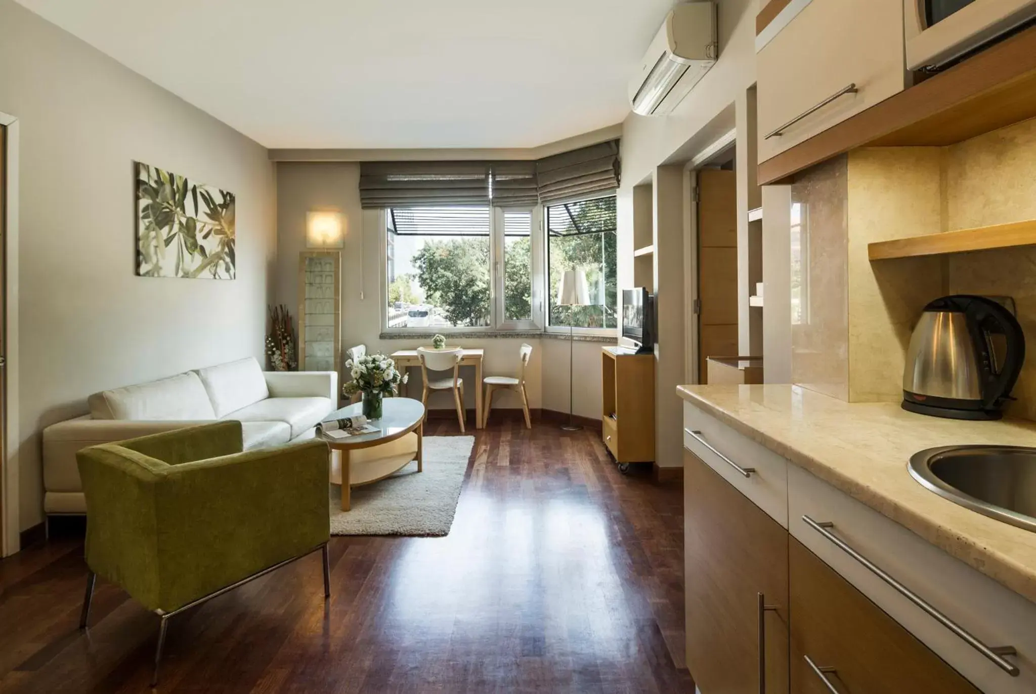 Garden, Kitchen/Kitchenette in Taxim Suites Residences Istanbul