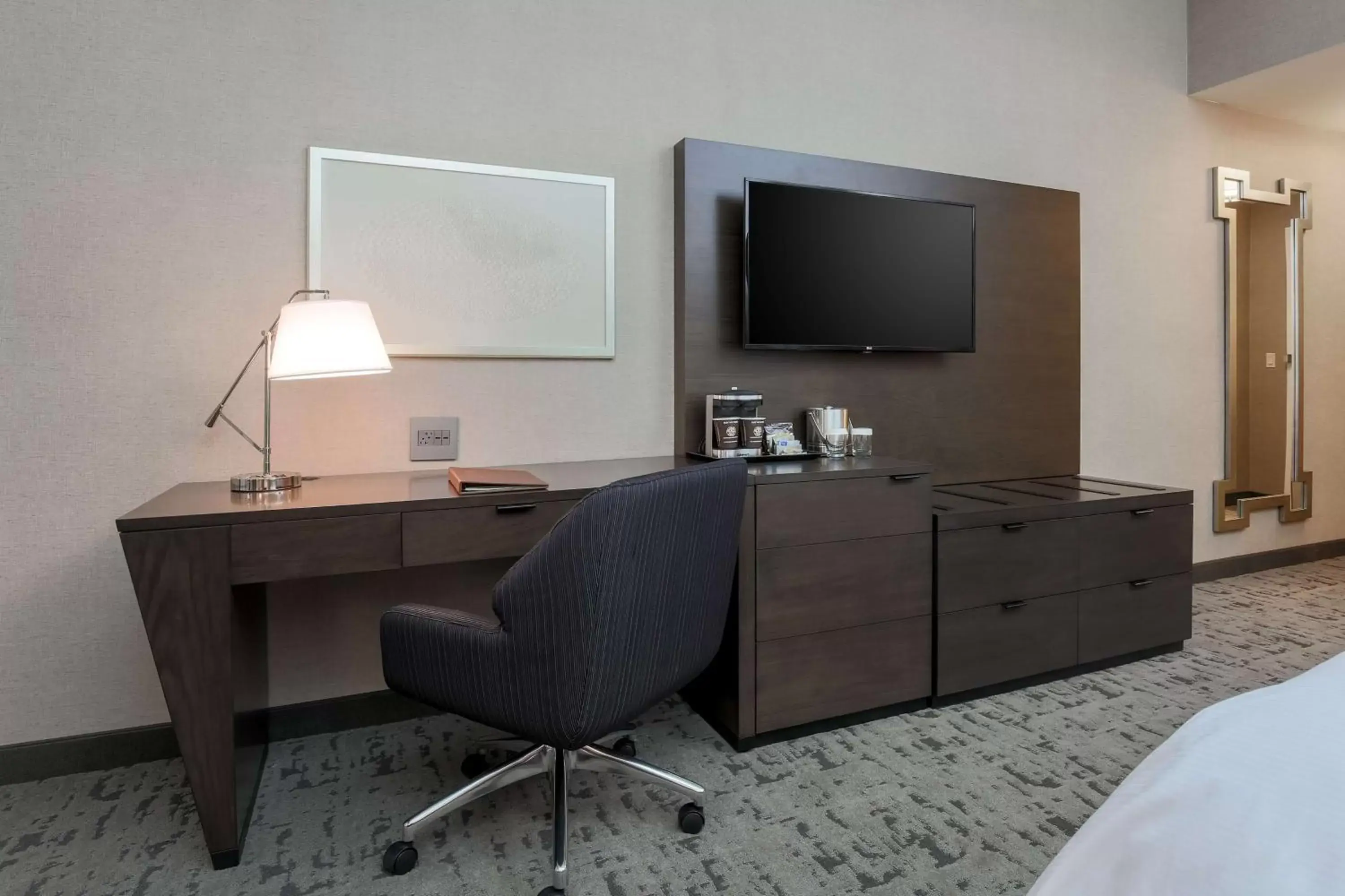 Bedroom, TV/Entertainment Center in DoubleTree by Hilton Evansville