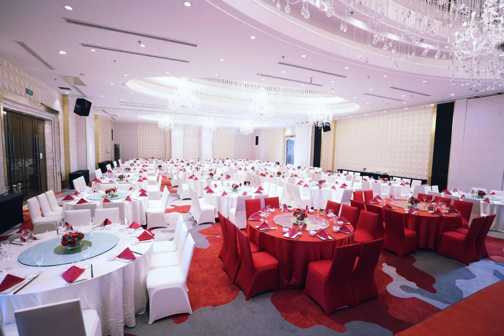 Meeting/conference room in Holiday Inn Shanghai Hongqiao West by IHG