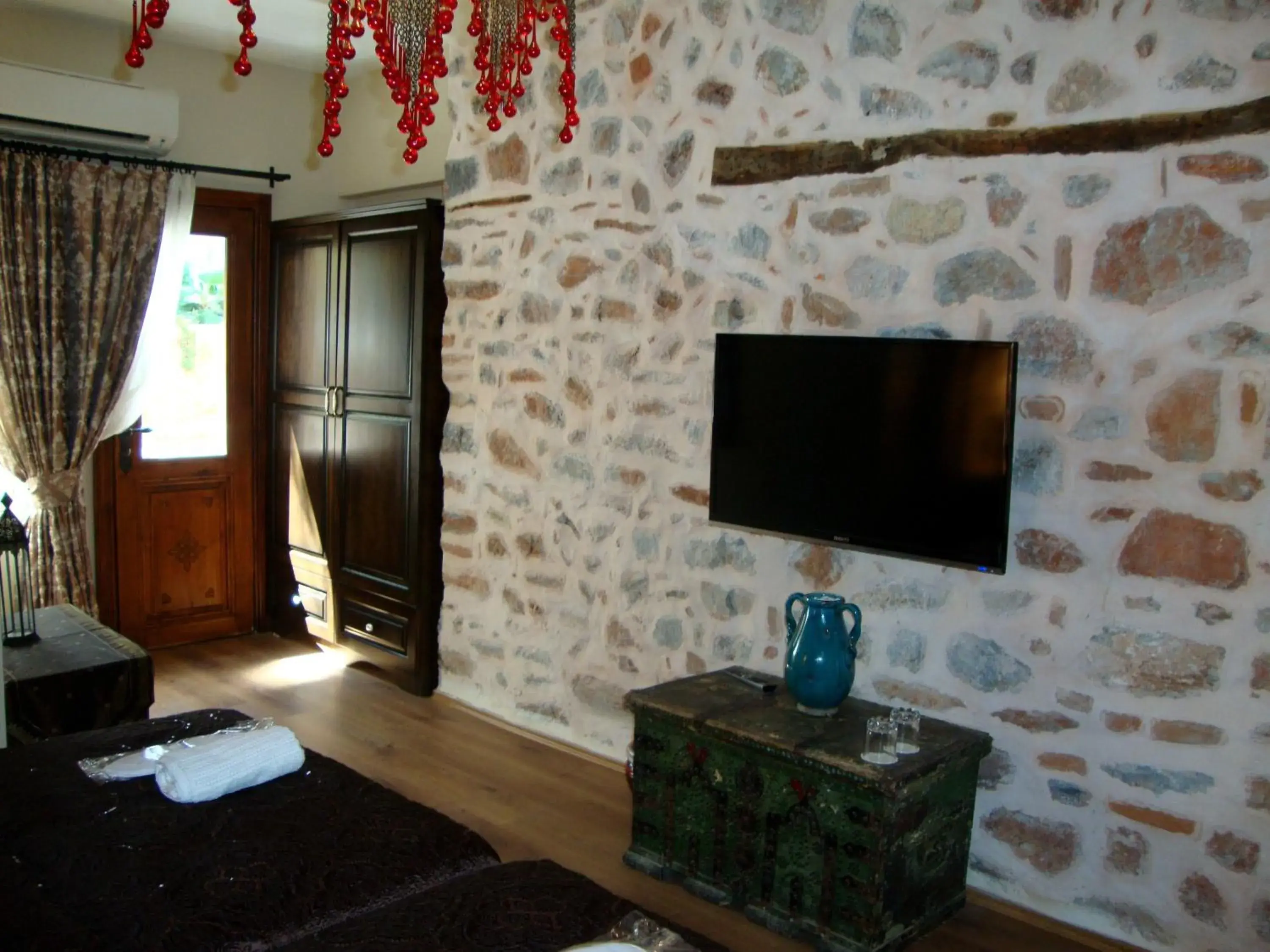 TV and multimedia, TV/Entertainment Center in Lemon Villa Hotel - Adult Only