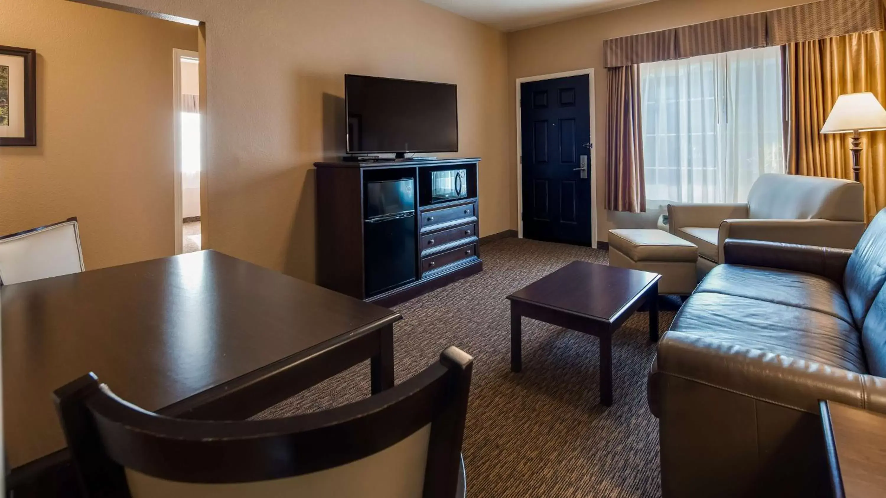 Photo of the whole room, TV/Entertainment Center in Best Western Country Inn
