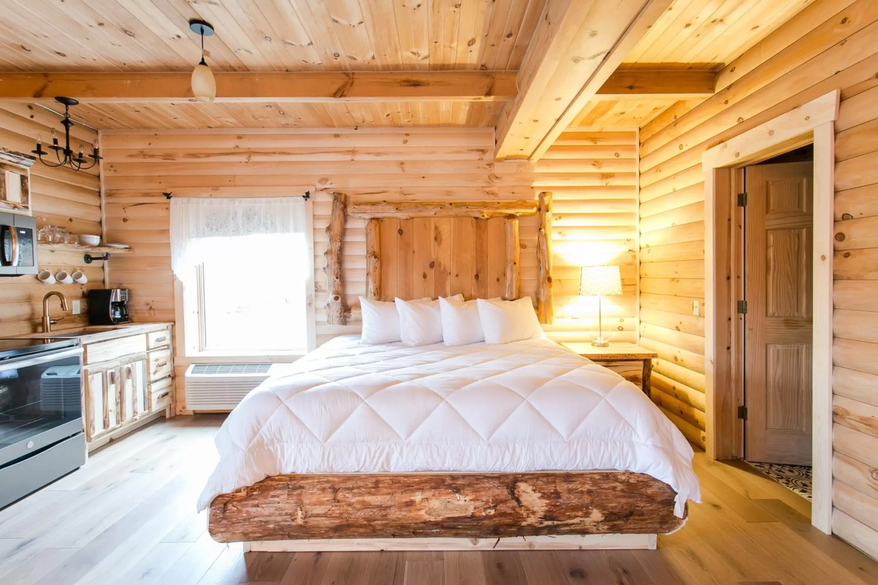 Photo of the whole room, Bed in Coblentz Country Lodge by Amish Country Lodging