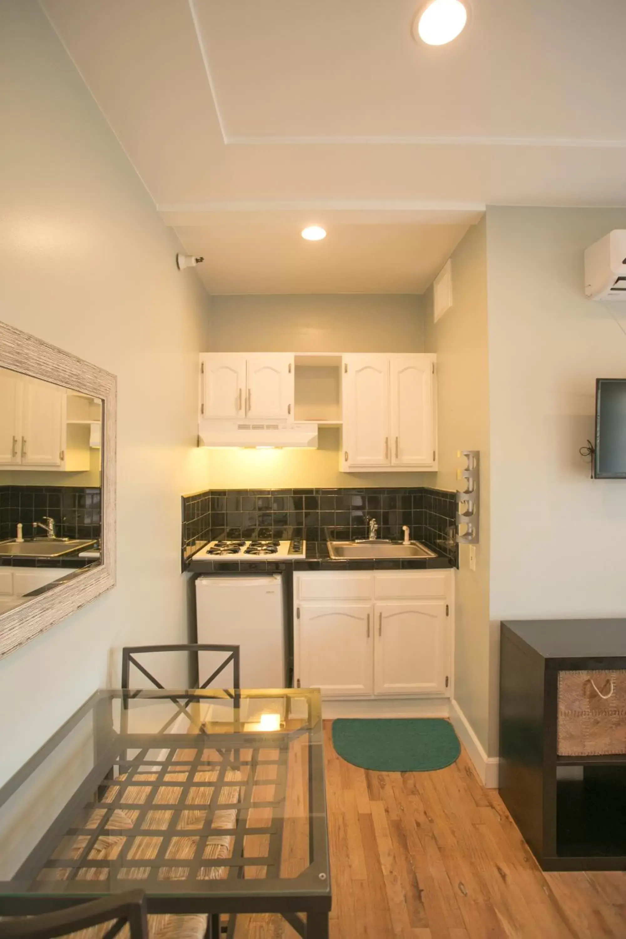 Kitchen/Kitchenette in Broadlind Hotel