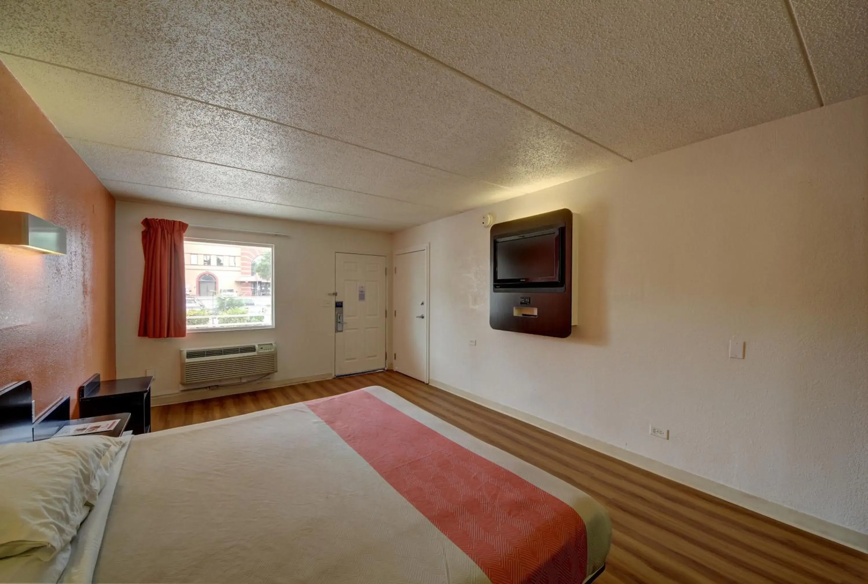 Bedroom, Bed in Motel 6-San Antonio, TX - Downtown - Market Square