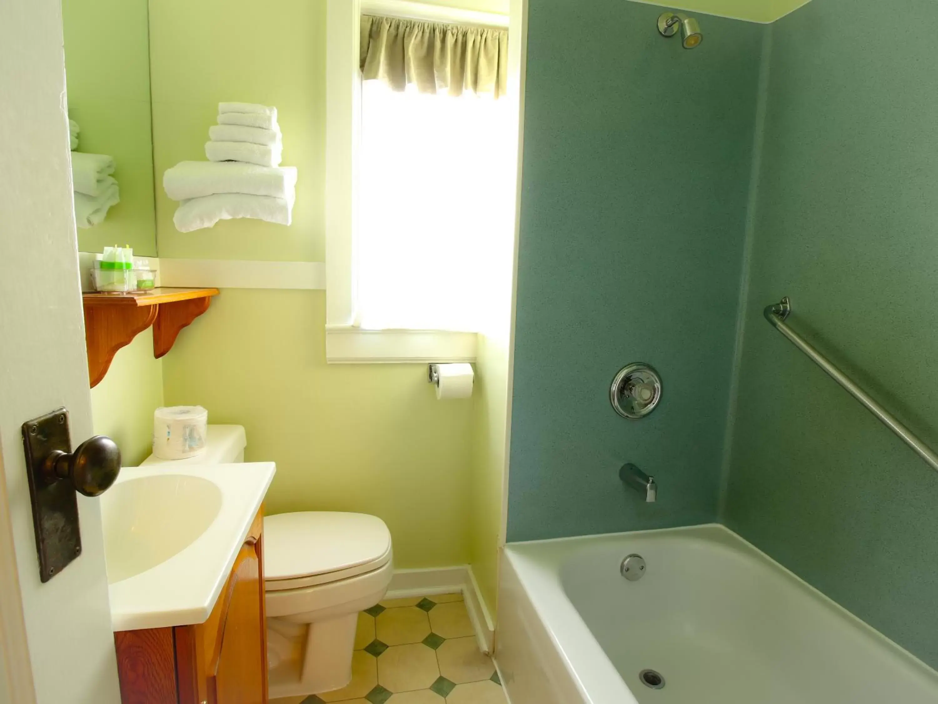 Shower, Bathroom in James Bay Inn Hotel, Suites & Cottage