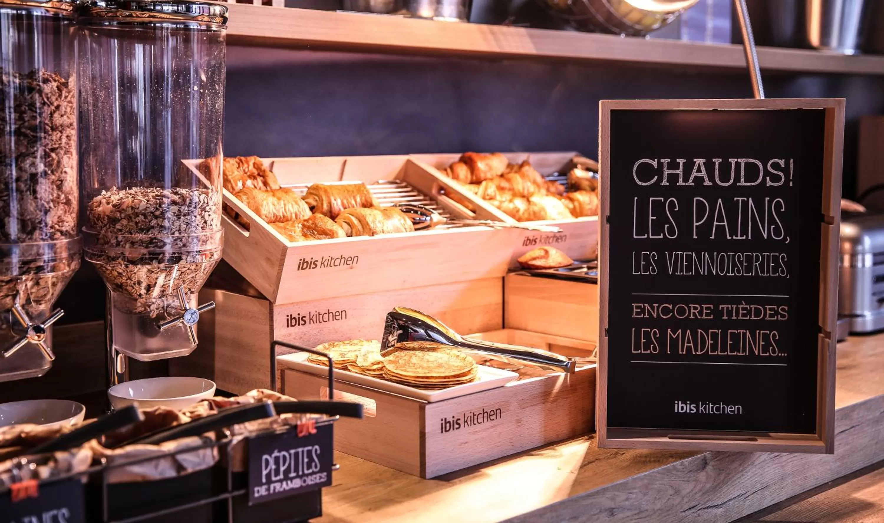 Dining area in Ibis Niort Est Mendes France